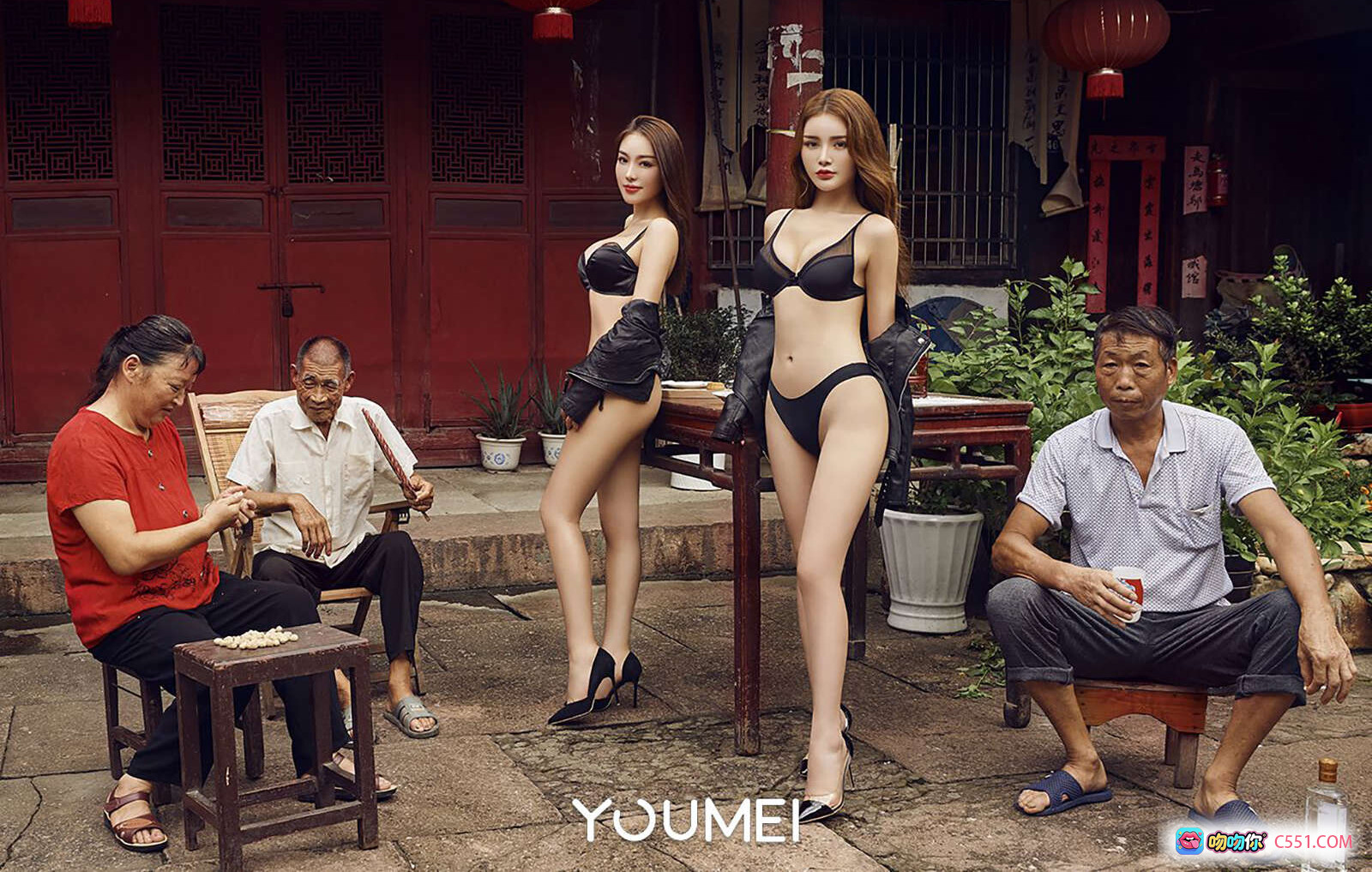 图片[2] - YouMei尤美2018.09.18 VOL.058佳人如梦双姝写真｜黑丝吊带袜高跟美腿｜庭院绿植复古风性感私房照 - 就要吻