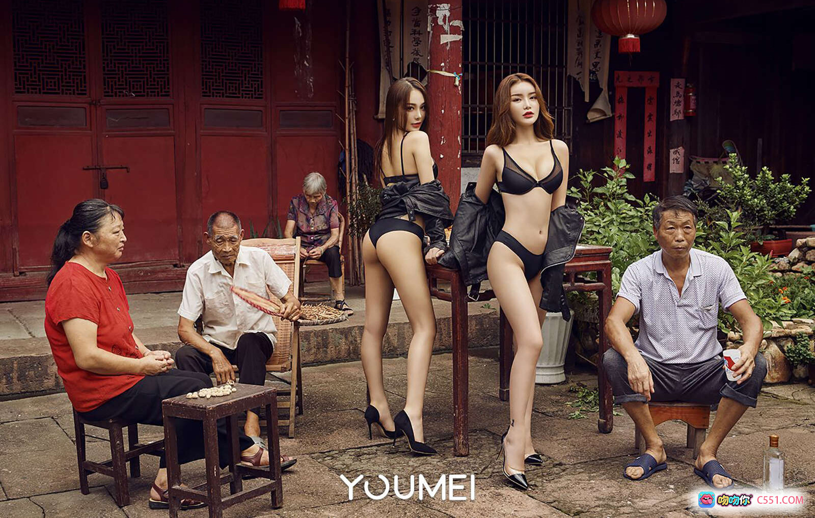 图片[7] - YouMei尤美2018.09.18 VOL.058佳人如梦双姝写真｜黑丝吊带袜高跟美腿｜庭院绿植复古风性感私房照 - 就要吻