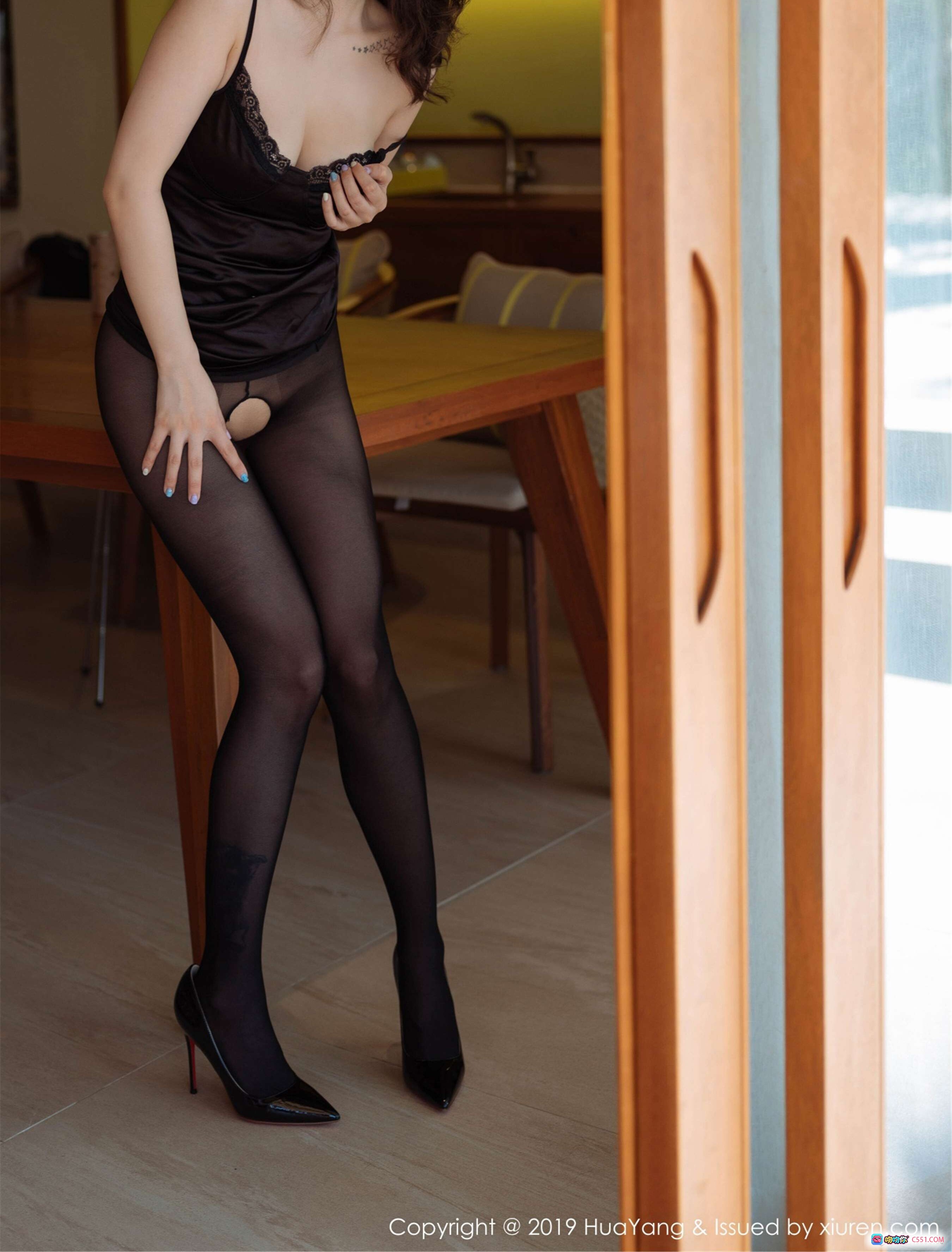 图片[2] - 王雨纯黑丝美腿高跟性感写真 | HuaYang花漾2019 Vol.143优雅室内私房照 - 就要吻