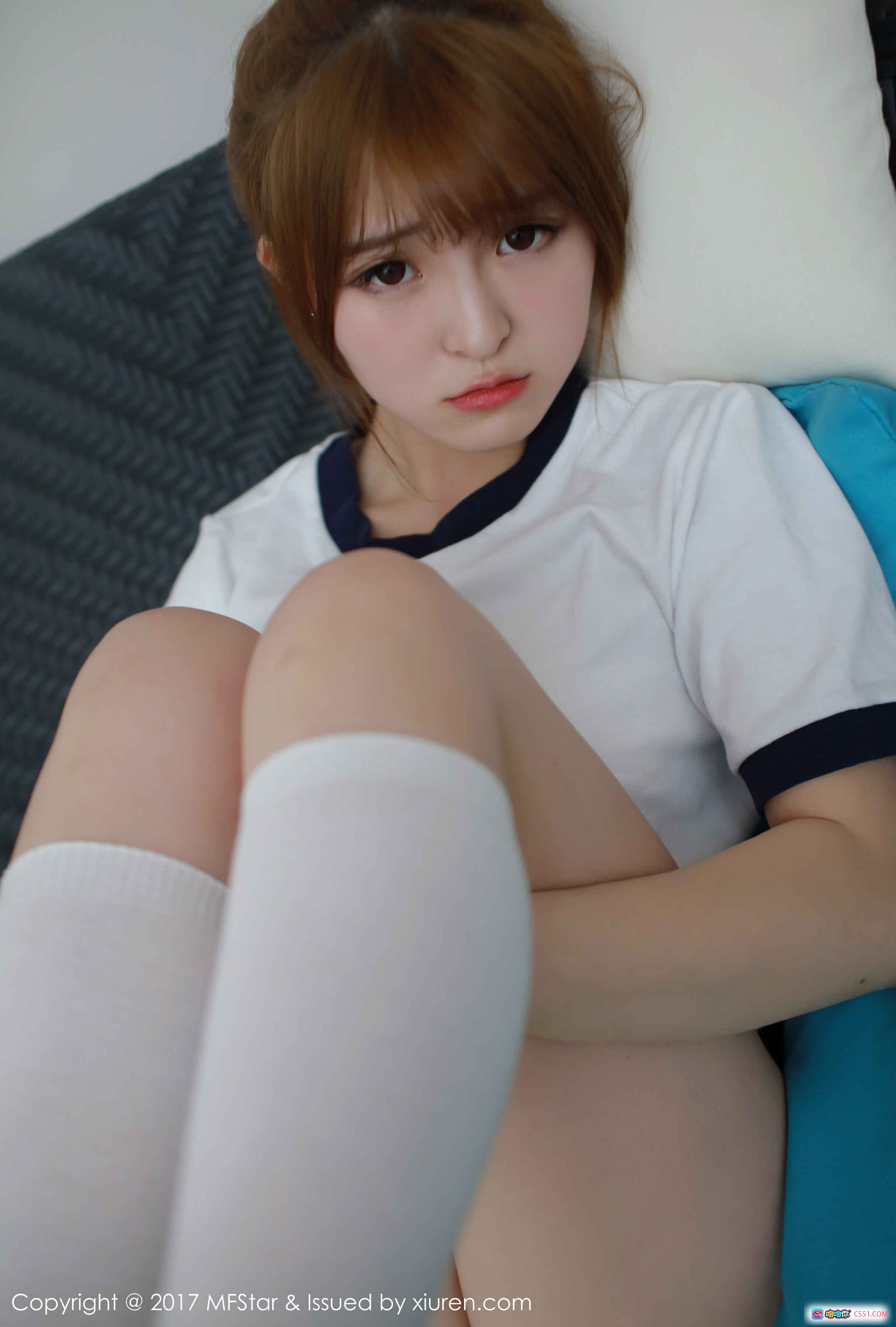 图片[5] - MFStar模范学院伊小七MoMo校园风写真 白色T恤+深蓝短裤+白色长袜 眼镜少女床拍清新性感照 - 就要吻