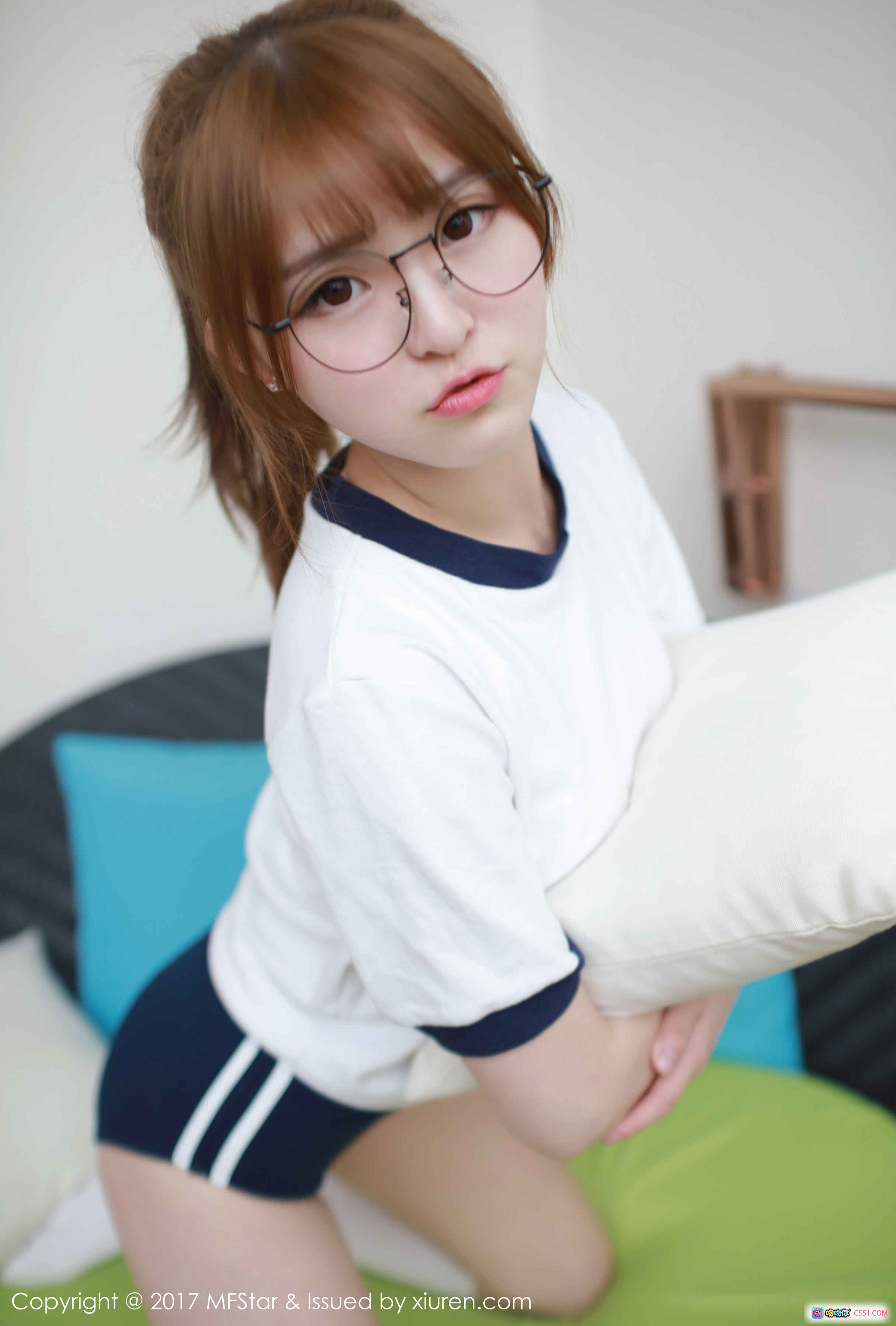 图片[8] - MFStar模范学院伊小七MoMo校园风写真 白色T恤+深蓝短裤+白色长袜 眼镜少女床拍清新性感照 - 就要吻