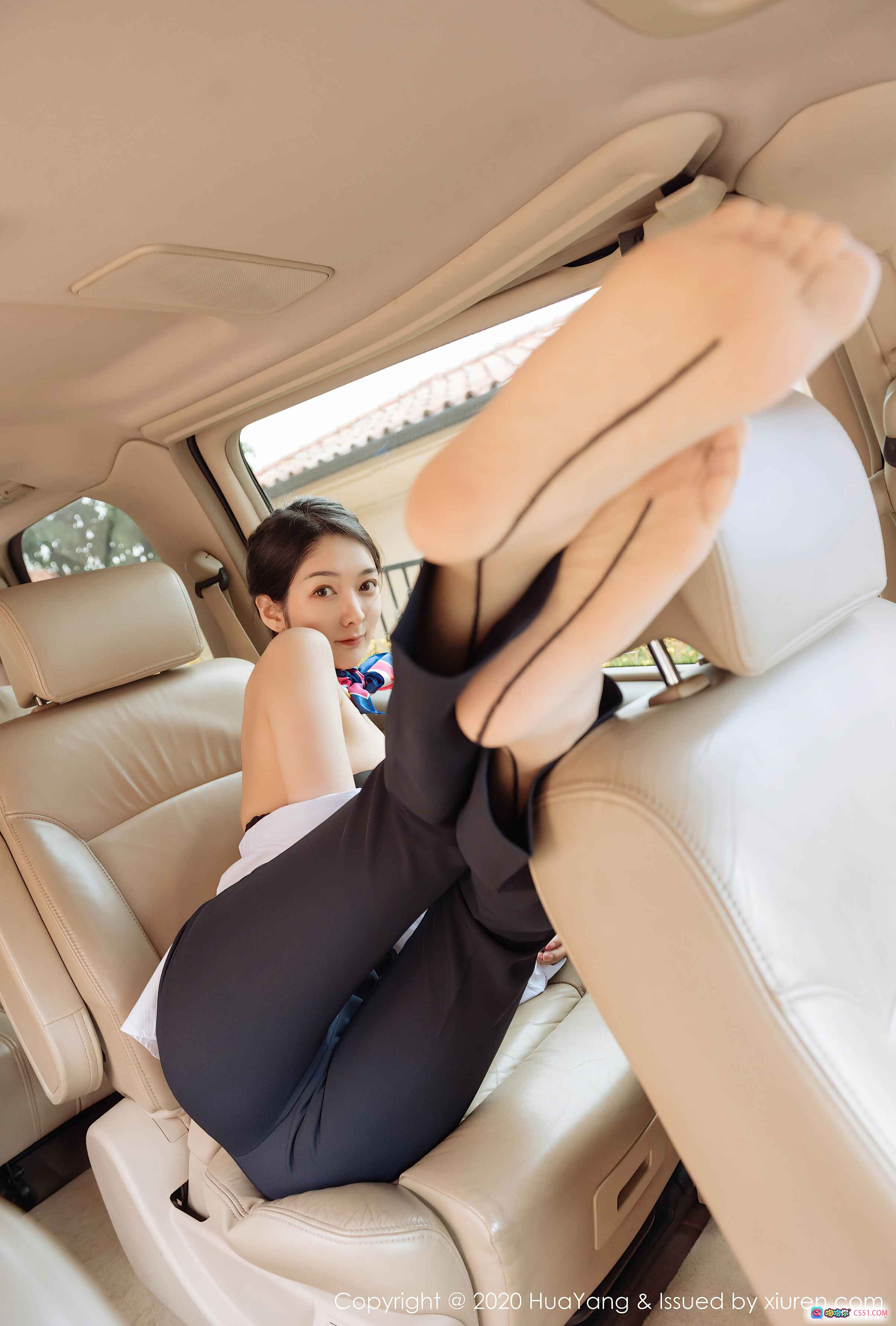 图片[3] - 小热巴车模空姐制服写真｜白衬衫黑内衣深蓝裤装车内性感摆拍｜HuaYang花漾Vol.248 - 就要吻