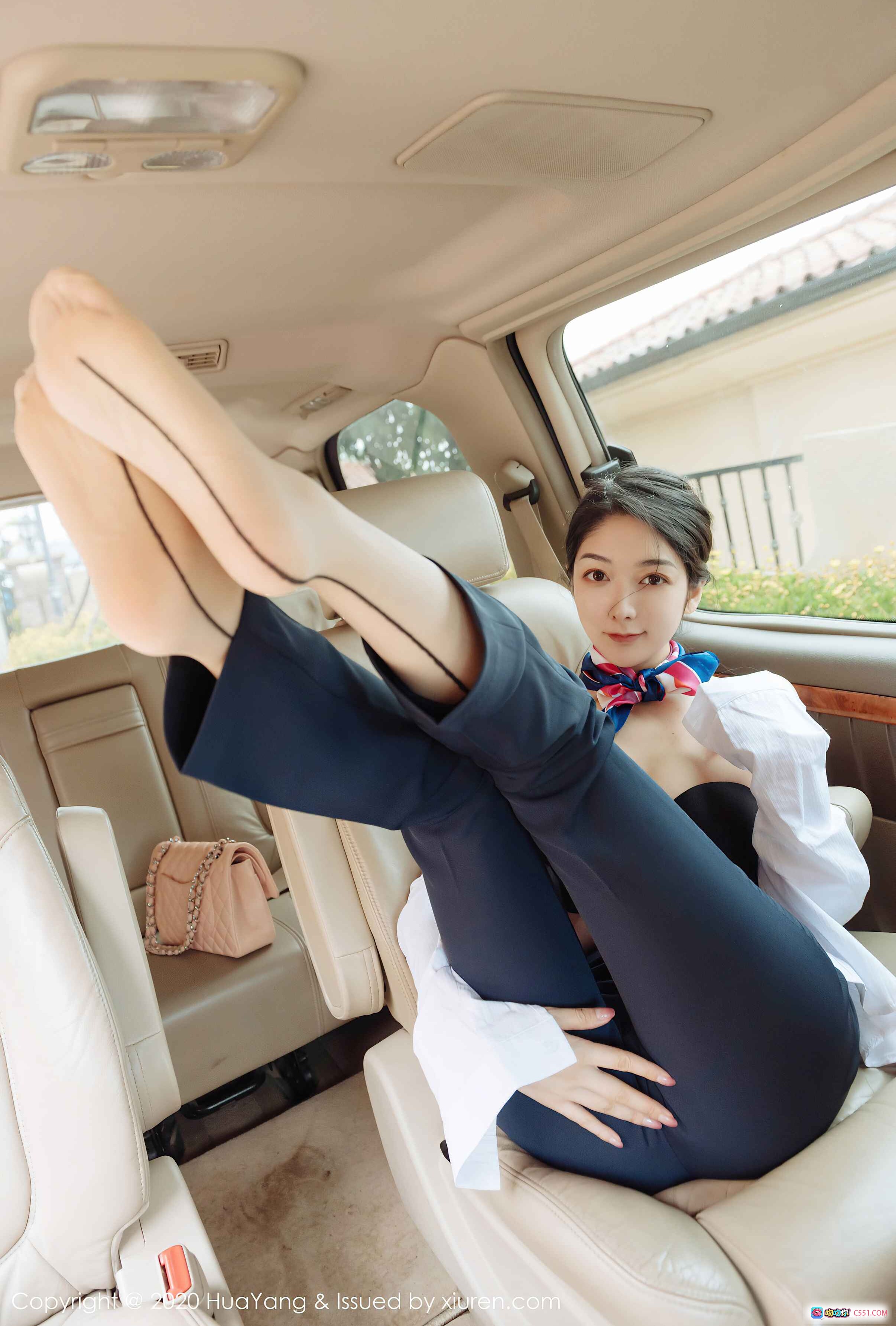 图片[7] - 小热巴车模空姐制服写真｜白衬衫黑内衣深蓝裤装车内性感摆拍｜HuaYang花漾Vol.248 - 就要吻