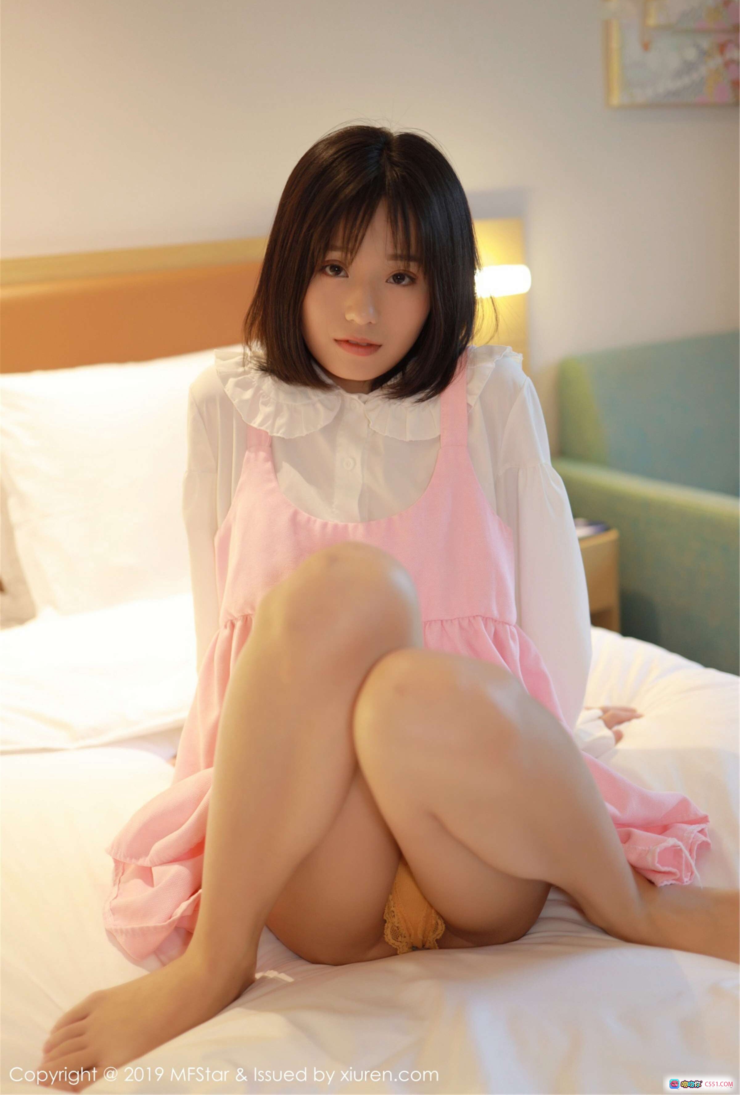 图片[1] - MFStar模范学院香儿2019写真Vol.203 粉色吊带裙白衬衫少女风床照清新甜美居家私房美图 - 就要吻
