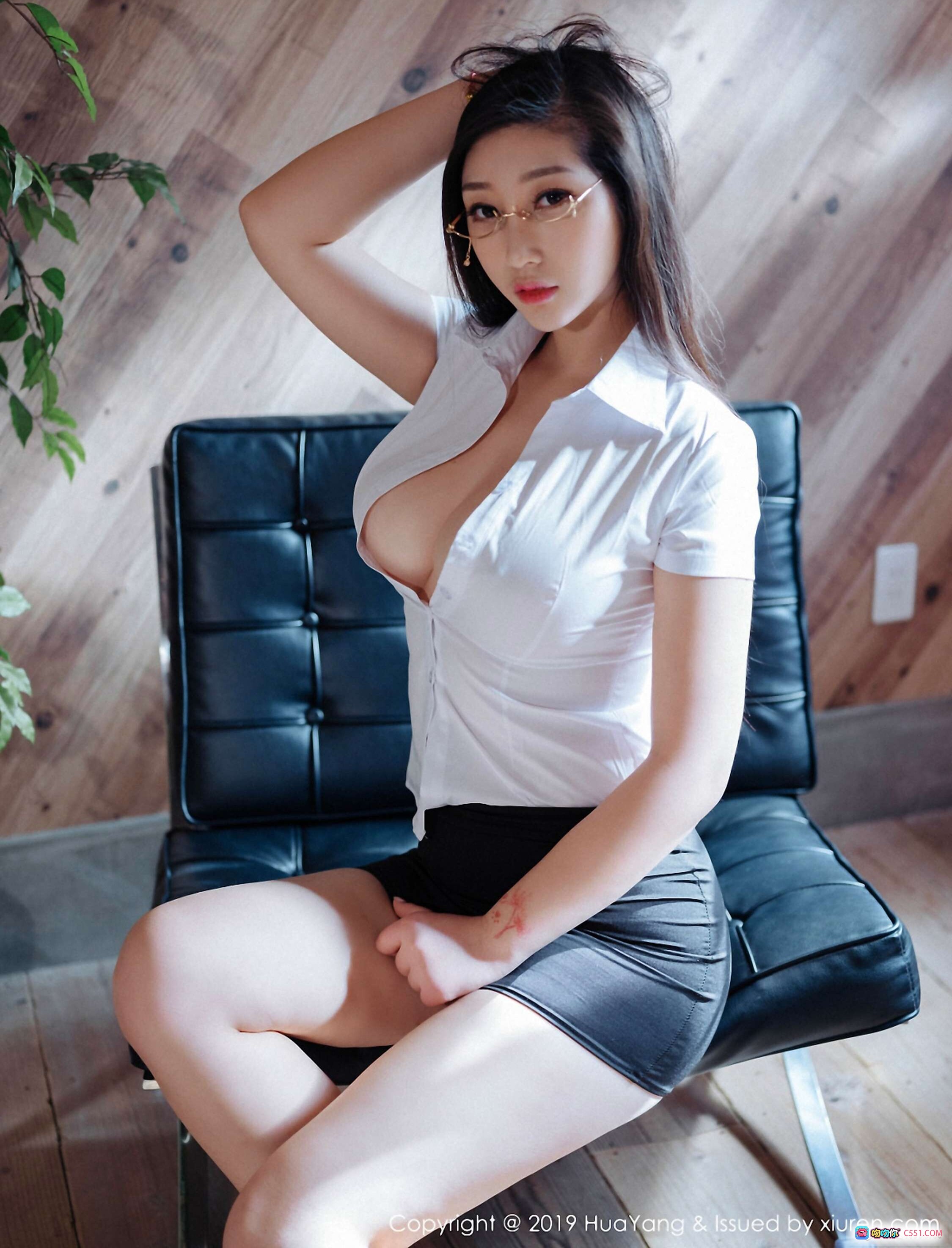 图片[8] - HuaYang花漾2019.04.11 Vol.129 妲己_Toxic 黑色吊带裙 木质背景 皮质沙发 美臀写真 优雅坐姿 长发性感美女 - 就要吻