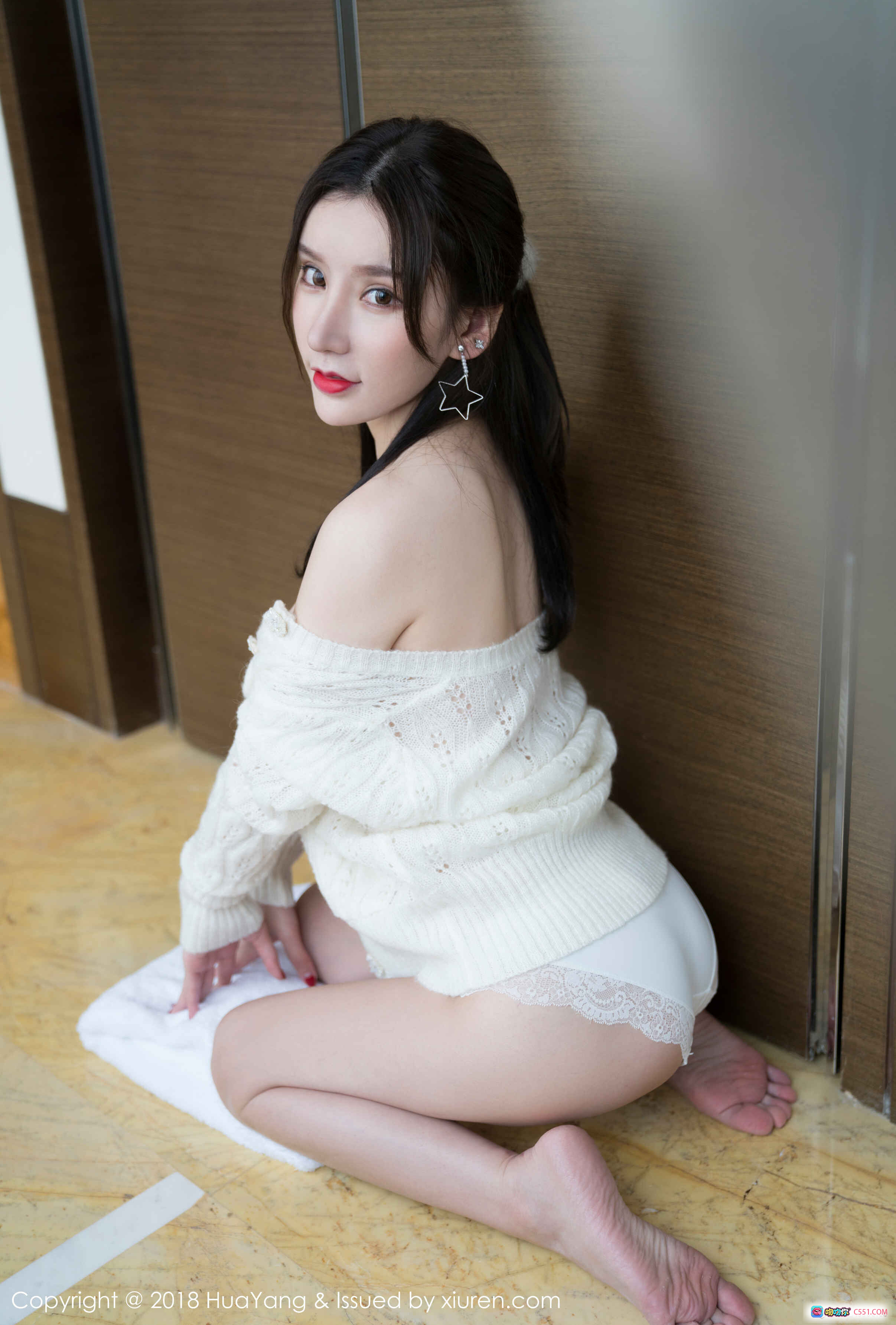 图片[9] - 周于希性感写真 | HuaYang花漾2018 Vol.053 | 白色吊带上衣+亮绿短裤+透明丝袜 | 室内办公桌姿势 | 高清45P - 就要吻