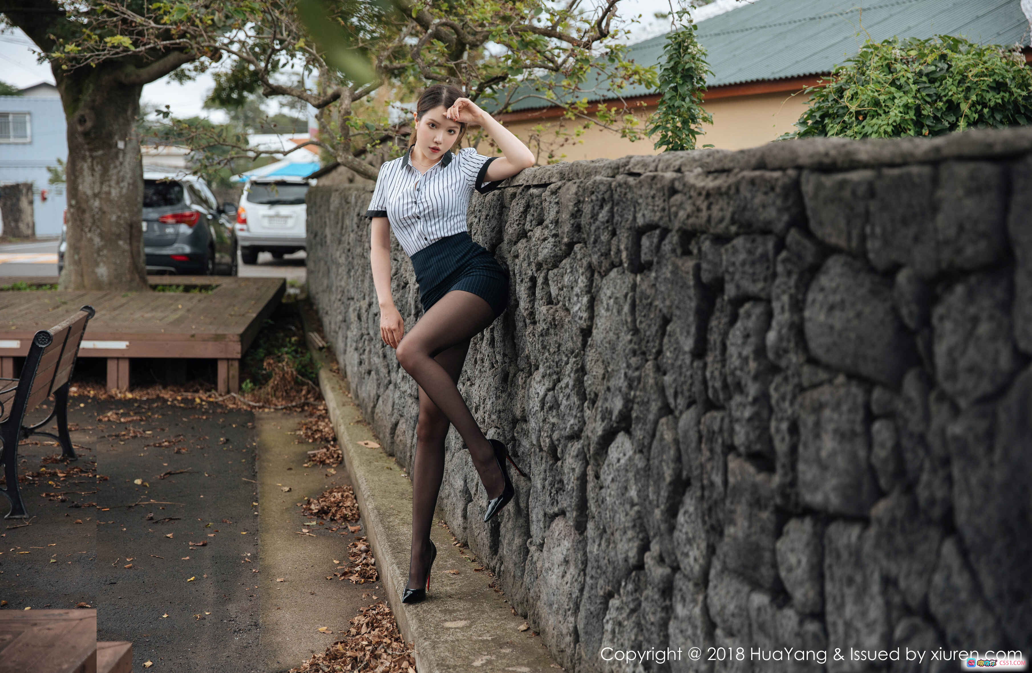 图片[4] - 黄楽然条纹衬衫黑丝高跟美腿写真 | HuaYang花漾2018.09.30 Vol.087优雅户外造型 - 就要吻