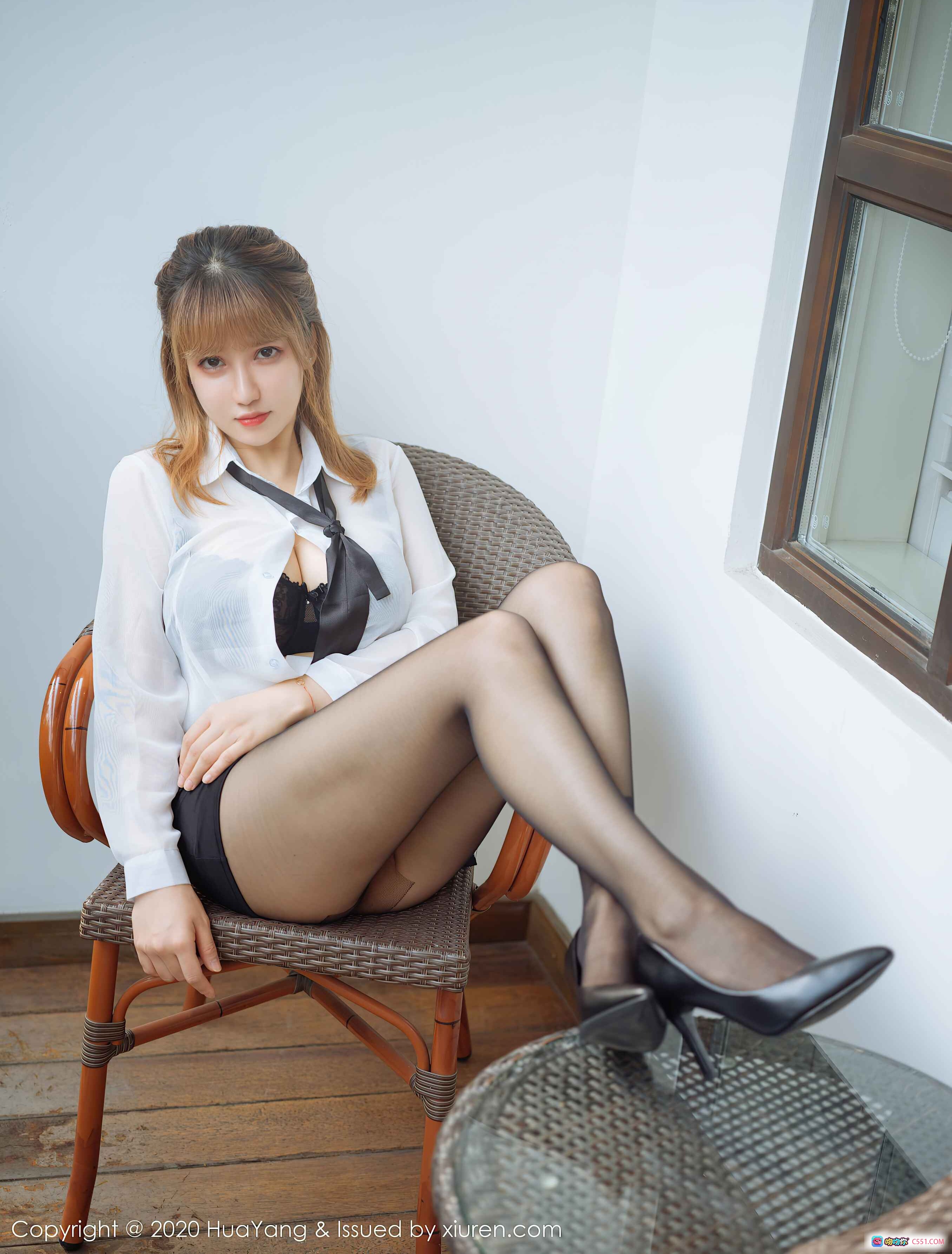 图片[5] - 周大萌黑丝美腿高跟鞋写真｜HuaYang花漾2020.11.09 VOL.316 白衬衫蕾丝内衣优雅坐姿私房摄影 - 就要吻