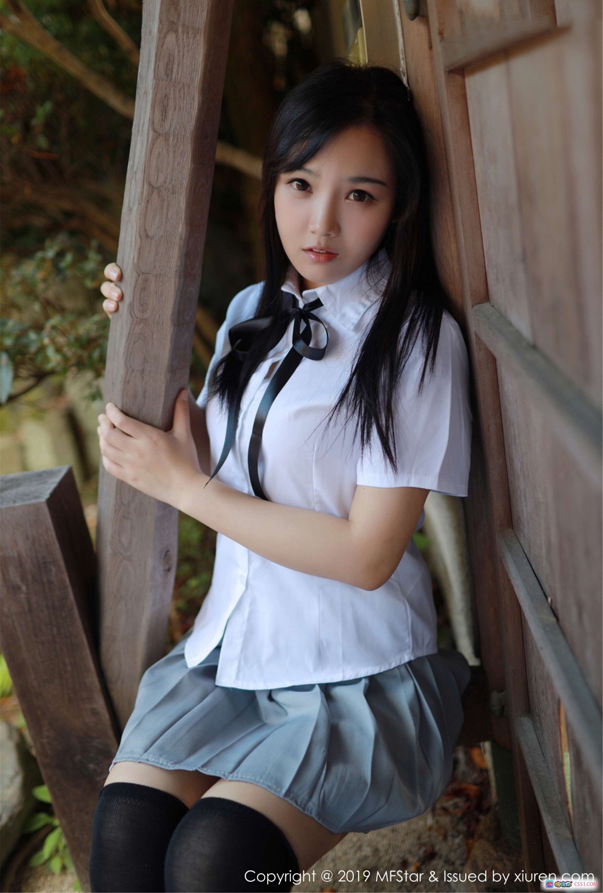 图片[1] - 徐微微mia学院风写真 | 白衬衫黑领结灰百褶裙黑丝美腿 | MFStar模范学院Vol.193 2019.05.24 - 就要吻