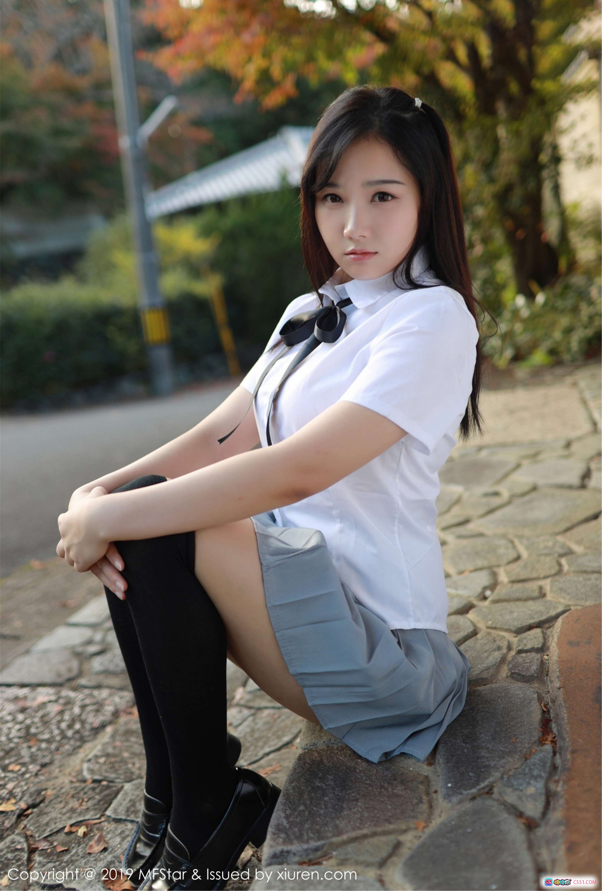 图片[7] - 徐微微mia学院风写真 | 白衬衫黑领结灰百褶裙黑丝美腿 | MFStar模范学院Vol.193 2019.05.24 - 就要吻