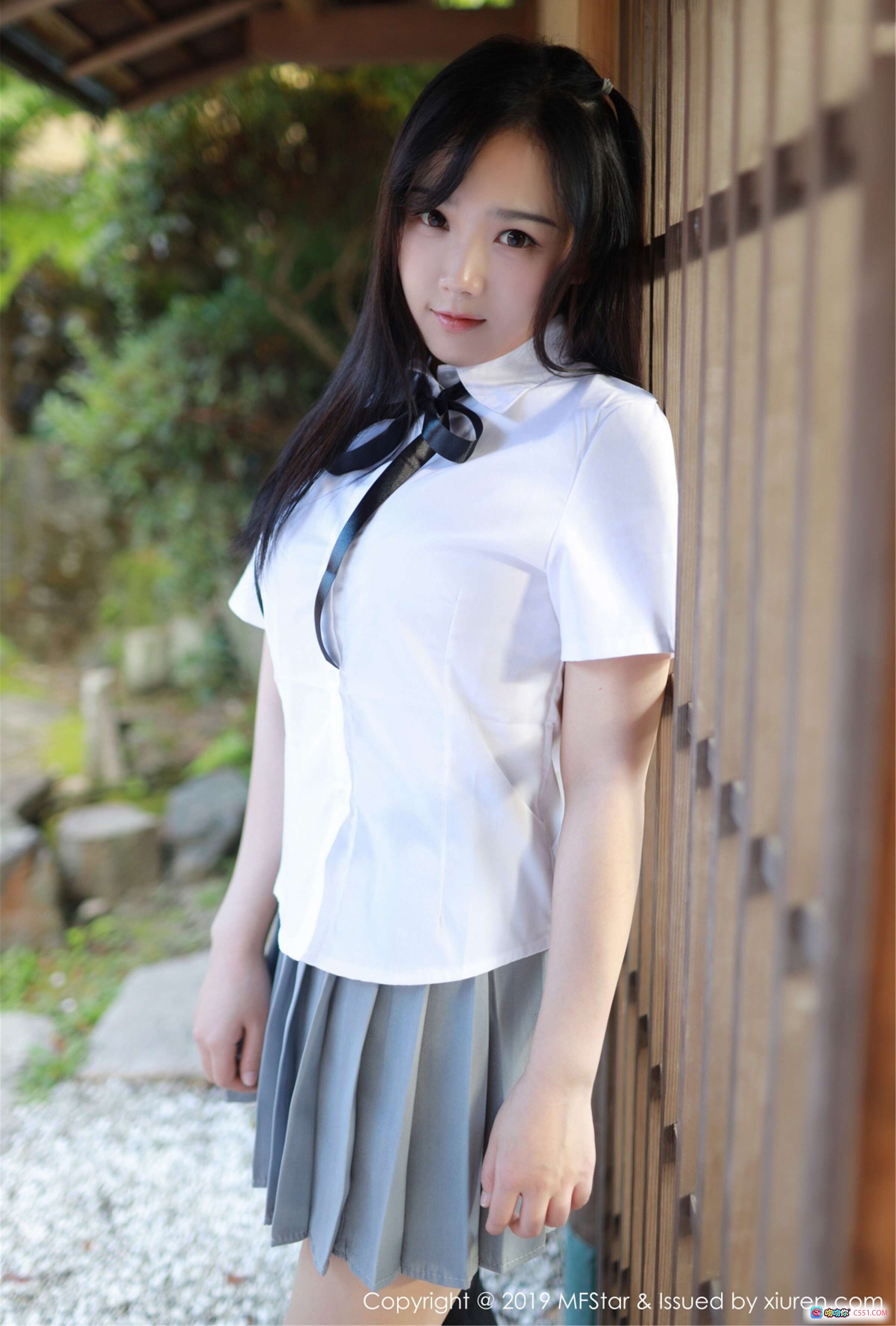 图片[2] - 徐微微mia学院风写真 | 白衬衫黑领结灰百褶裙黑丝美腿 | MFStar模范学院Vol.193 2019.05.24 - 就要吻