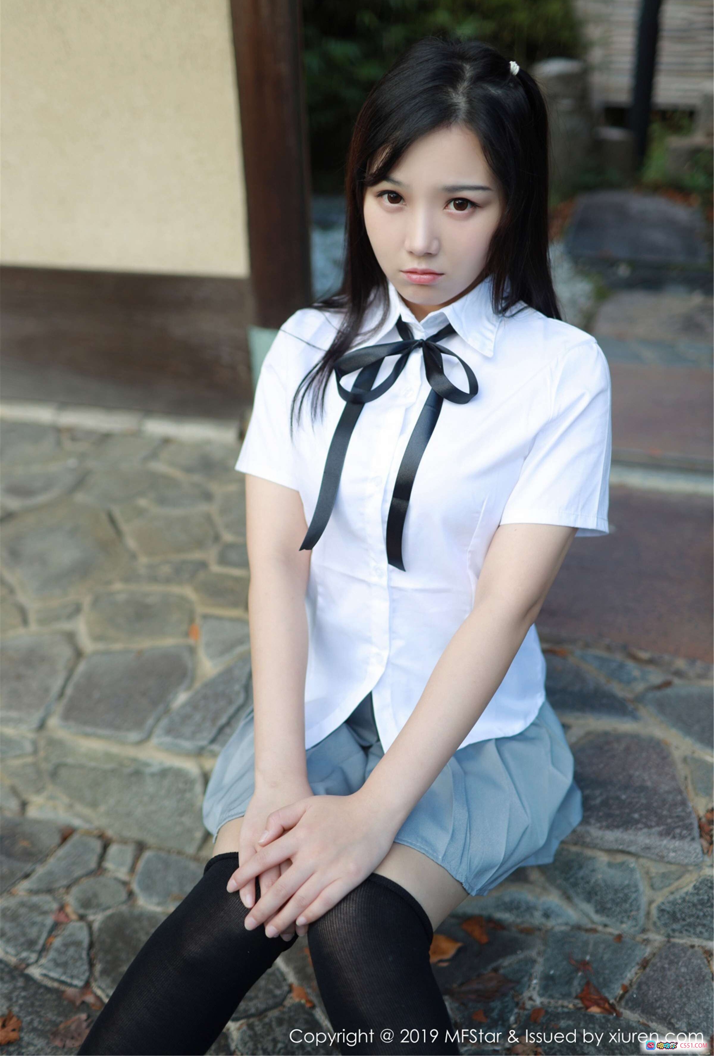图片[10] - 徐微微mia学院风写真 | 白衬衫黑领结灰百褶裙黑丝美腿 | MFStar模范学院Vol.193 2019.05.24 - 就要吻