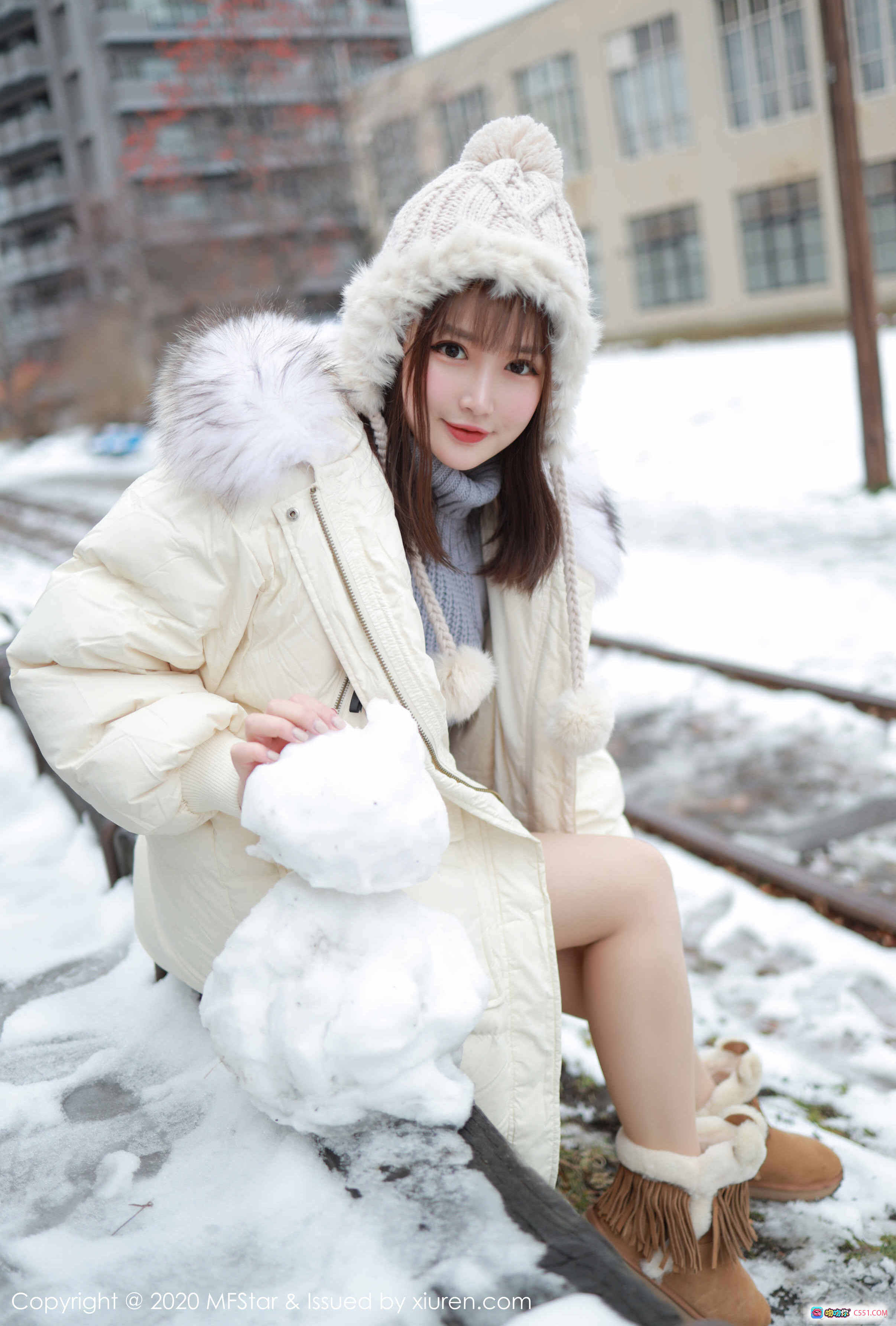 图片[7] - 恩率babe雪地萌拍｜毛绒帽羽绒服堆雪人｜MFStar模范学院2020冬日写真 - 就要吻