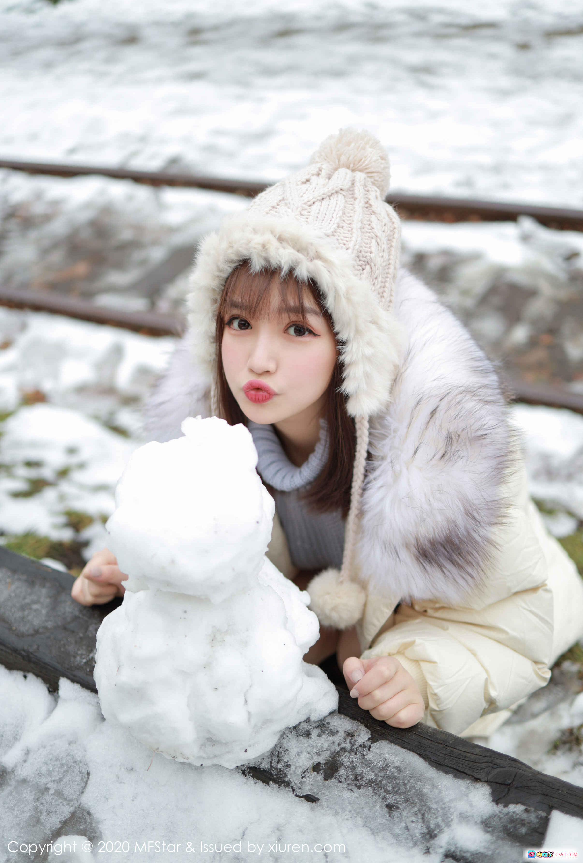 图片[1] - 恩率babe雪地萌拍｜毛绒帽羽绒服堆雪人｜MFStar模范学院2020冬日写真 - 就要吻