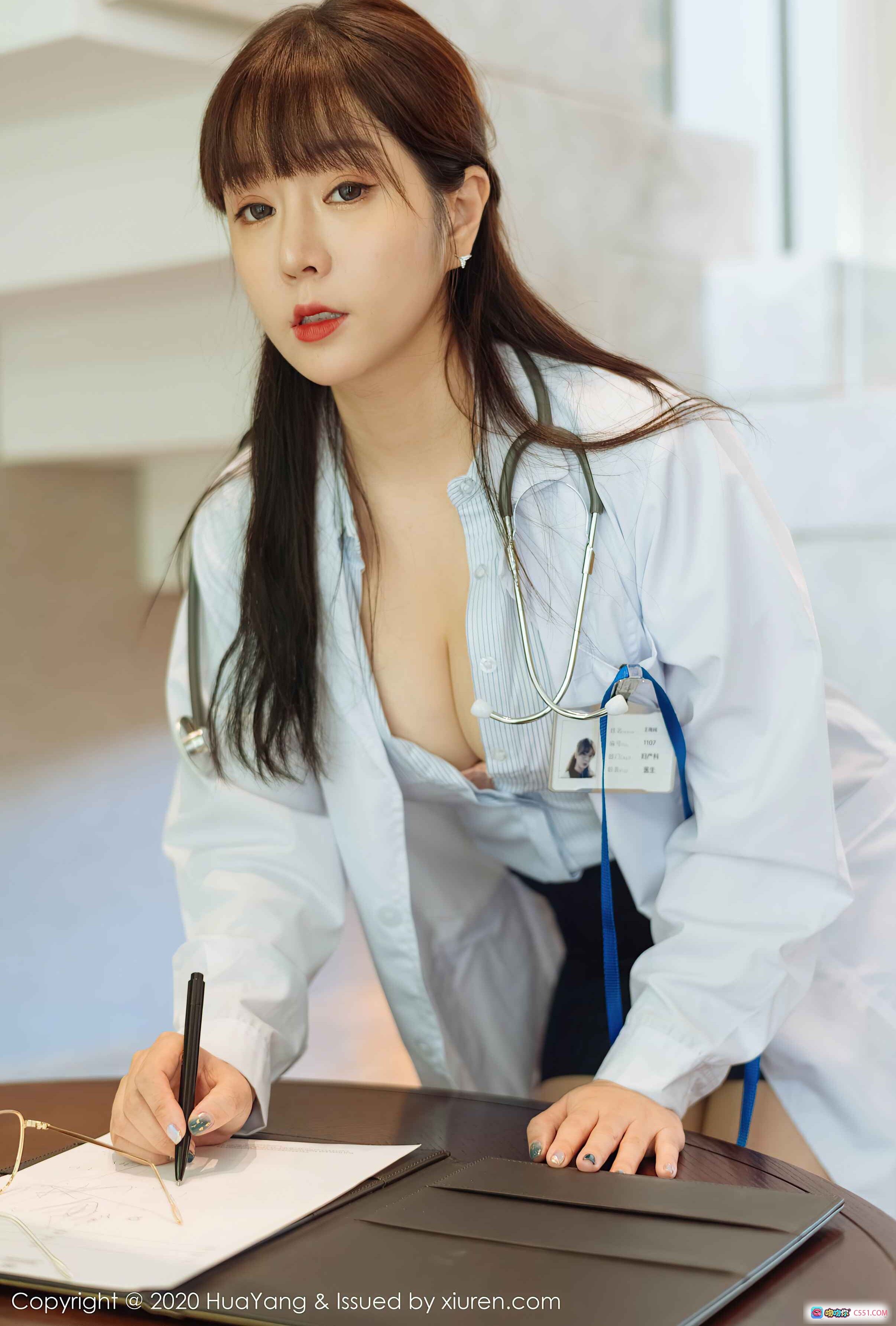 图片[4] - 王雨纯白大褂职场写真｜条纹衬衫短裙眼镜美女｜HuaYang花漾2020.12.04 VOL.334高清图集 - 就要吻