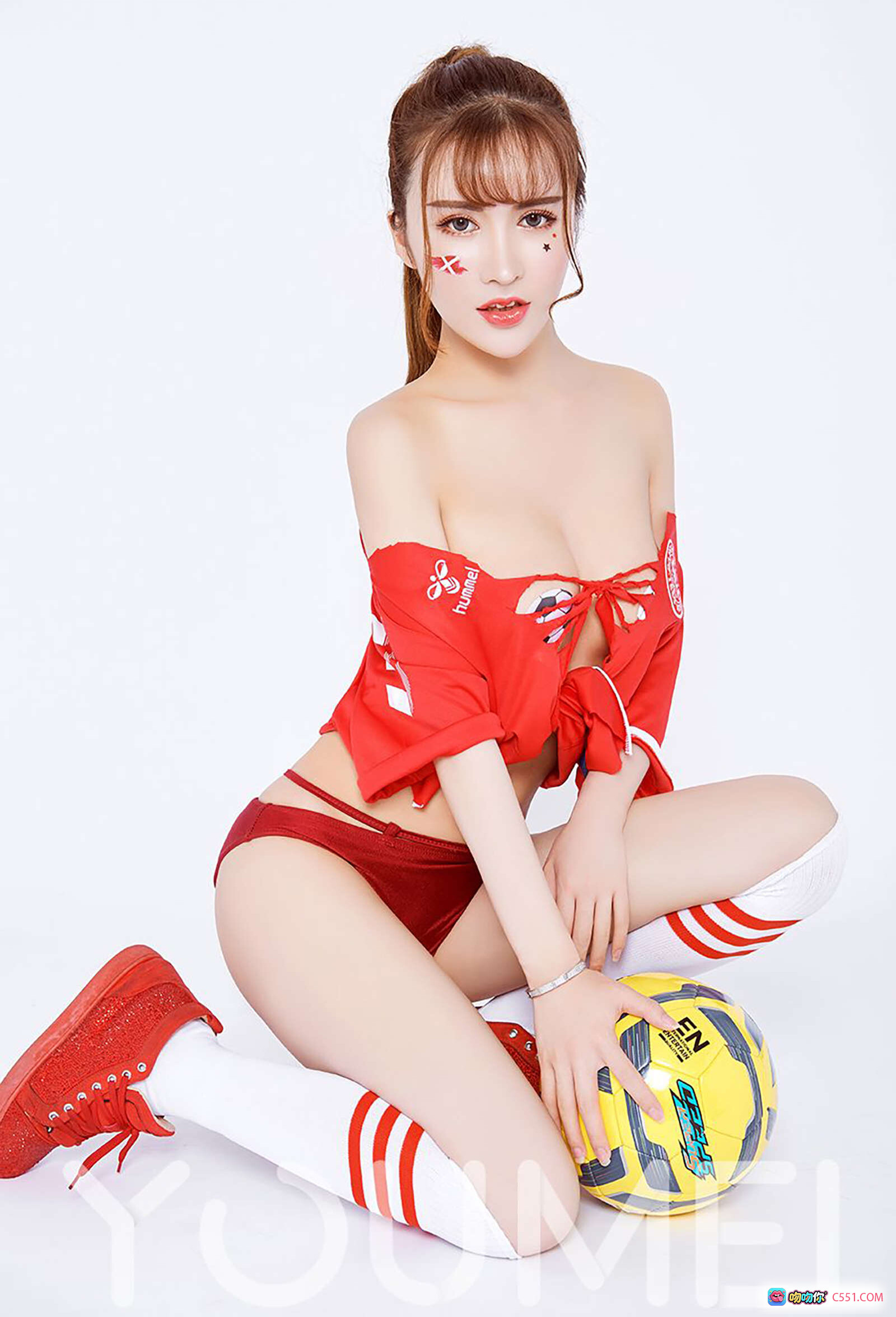 图片[2] - YouMei尤美2018.06.26 VOL.029球场童话大萱萱红装足球写真性感美腿白袜红鞋19+高清图集 - 就要吻