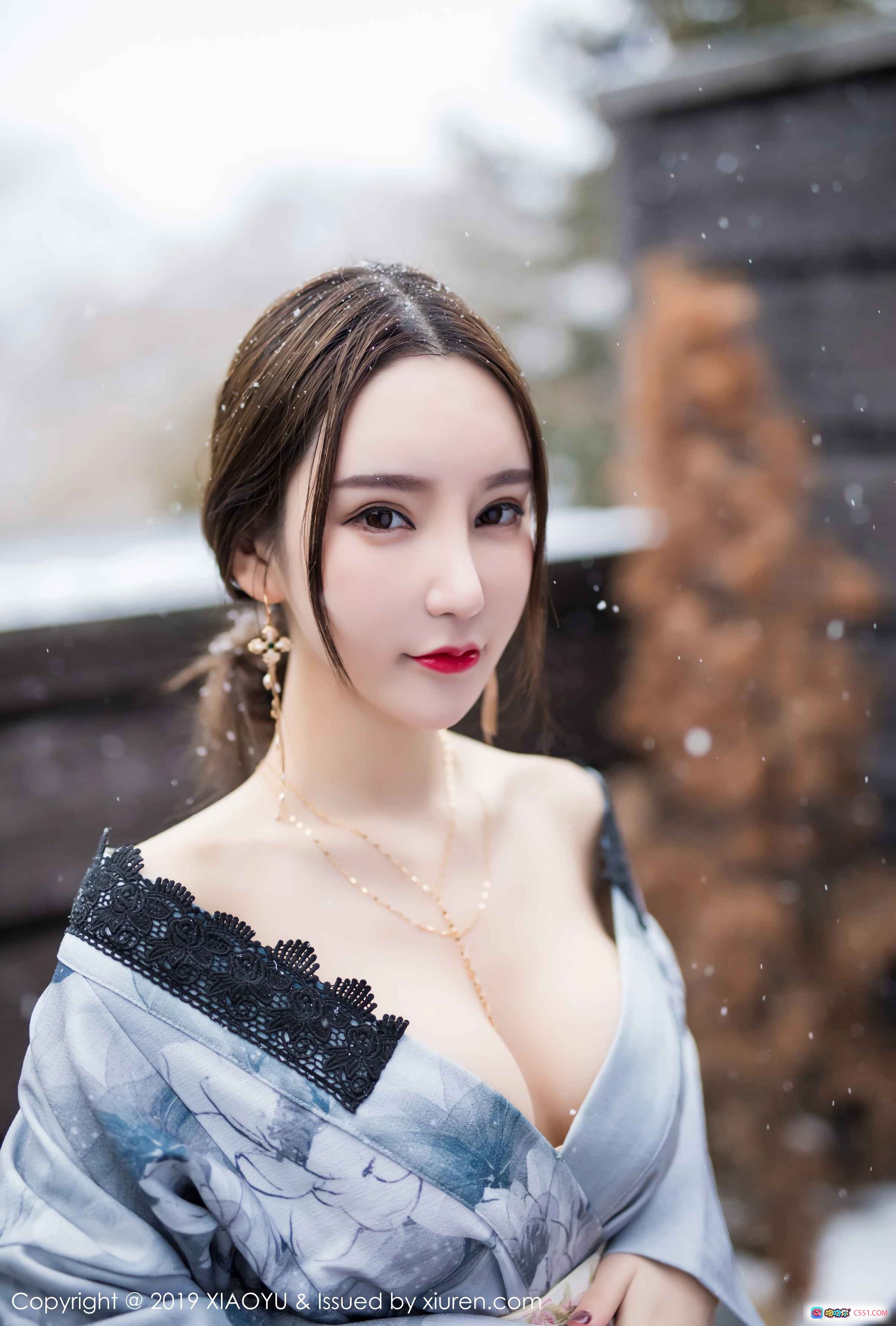 图片[2] - 周于希Sandy性感写真 | 白色短款T恤+粉色内裤+毛绒雪地靴 | XIAOYU语画界VOL.007 2019年1月11日 - 就要吻