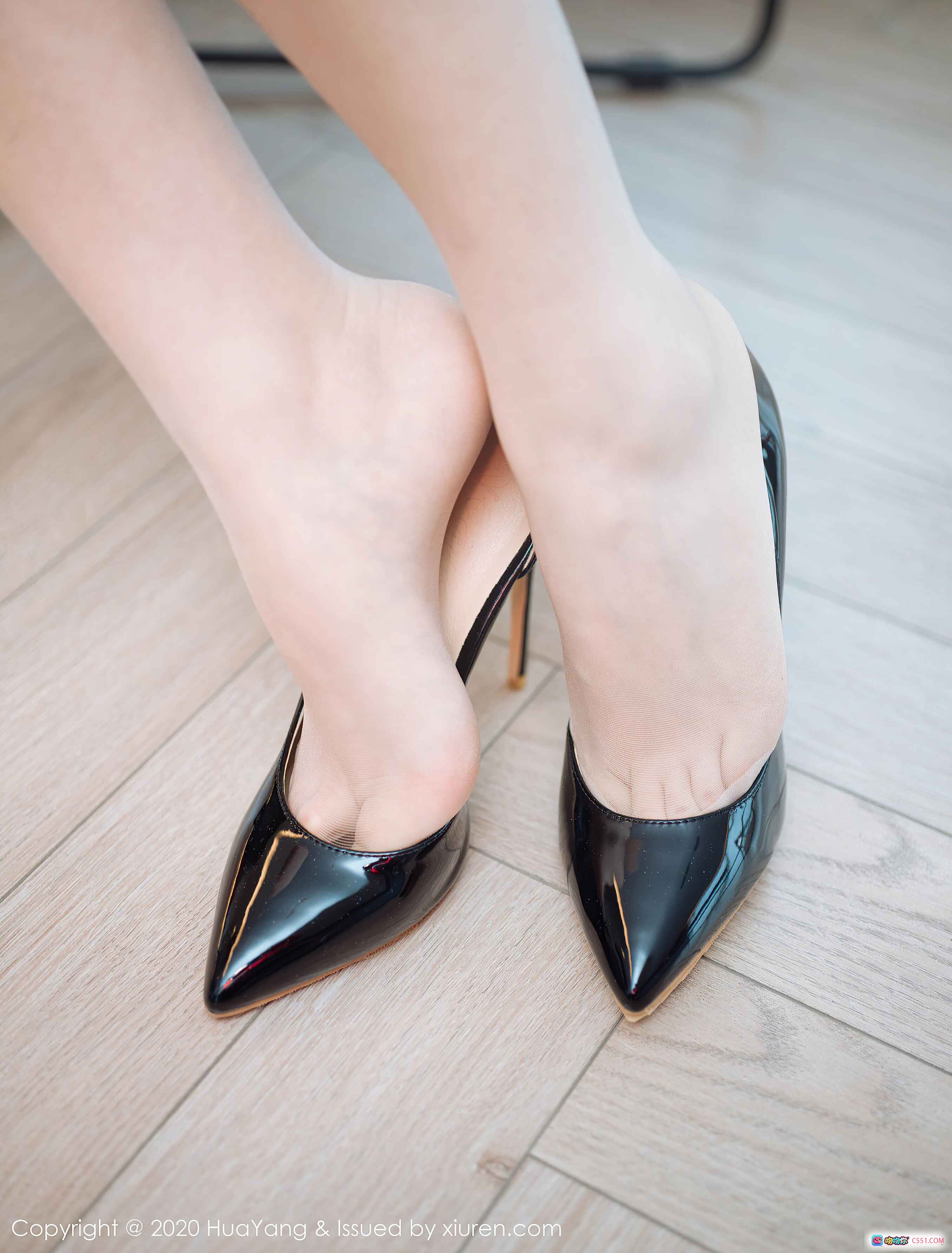 图片[2] - 凯竹·廿十 HuaYang花漾2020.12.25 VOL.341 灰色丝绒深V长袖连衣裙 高跟黑丝美腿 坐姿性感写真 41+1P高清图集 - 就要吻