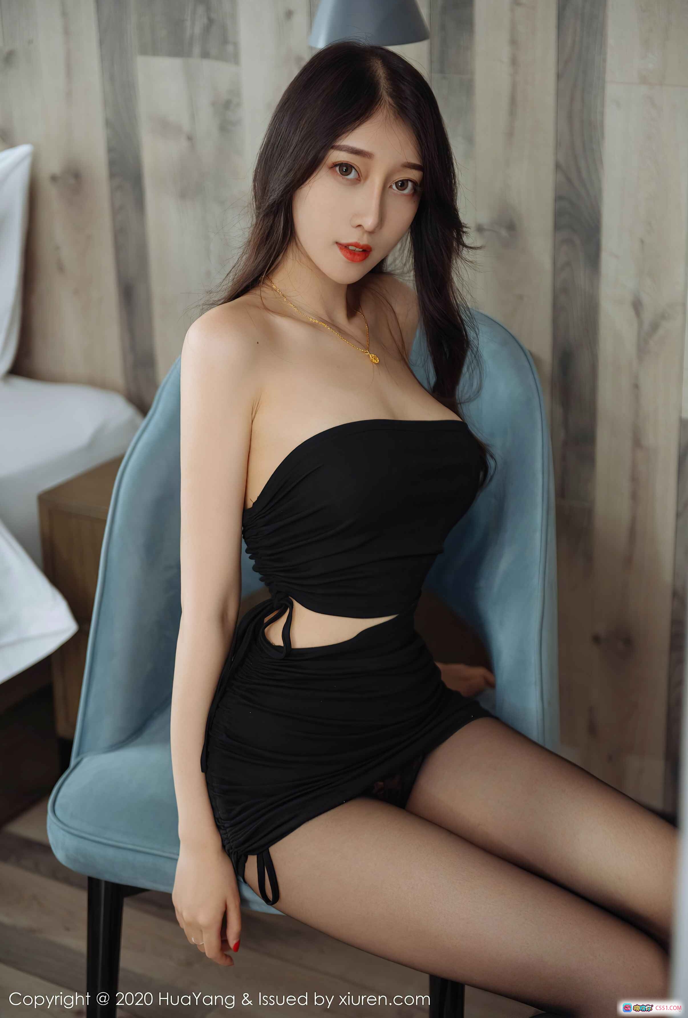 HuaYang花漾2020.08.28 Vol.279 玥儿玥er 黑色抹胸短裙 丝袜美腿 优雅坐姿 木纹背景 高清写真 - 就要吻
