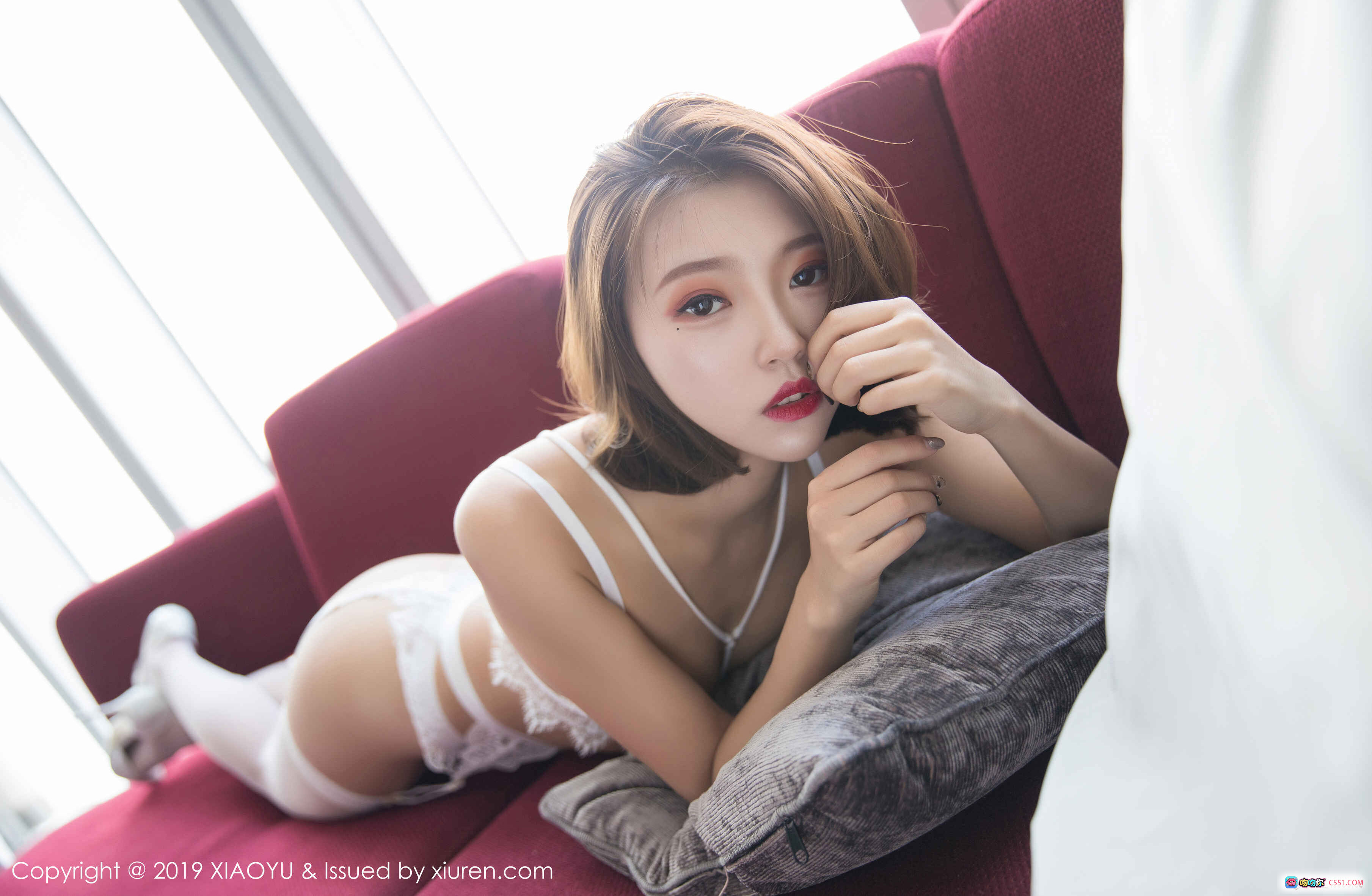 图片[5] - 冯木木LRIS白色蕾丝内衣写真 – 红沙发性感坐姿搭配高跟美腿 – XIAOYU语画界2019 VOL.053 - 就要吻