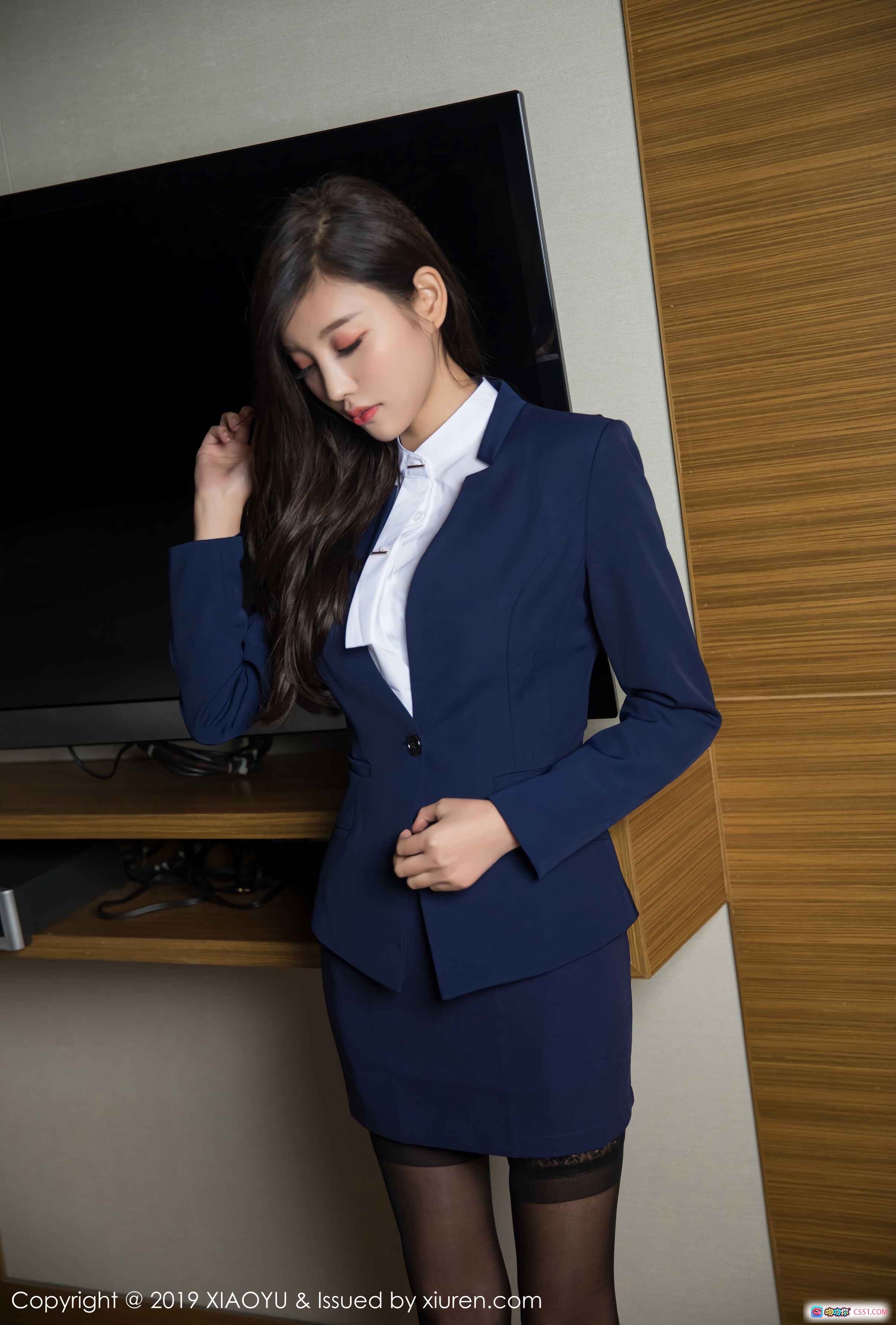 图片[1] - 杨晨晨sugar职场OL风深蓝西装套装白衬衫黑丝美腿写真 | XIAOYU语画界2019.01.09 VOL.005 - 就要吻