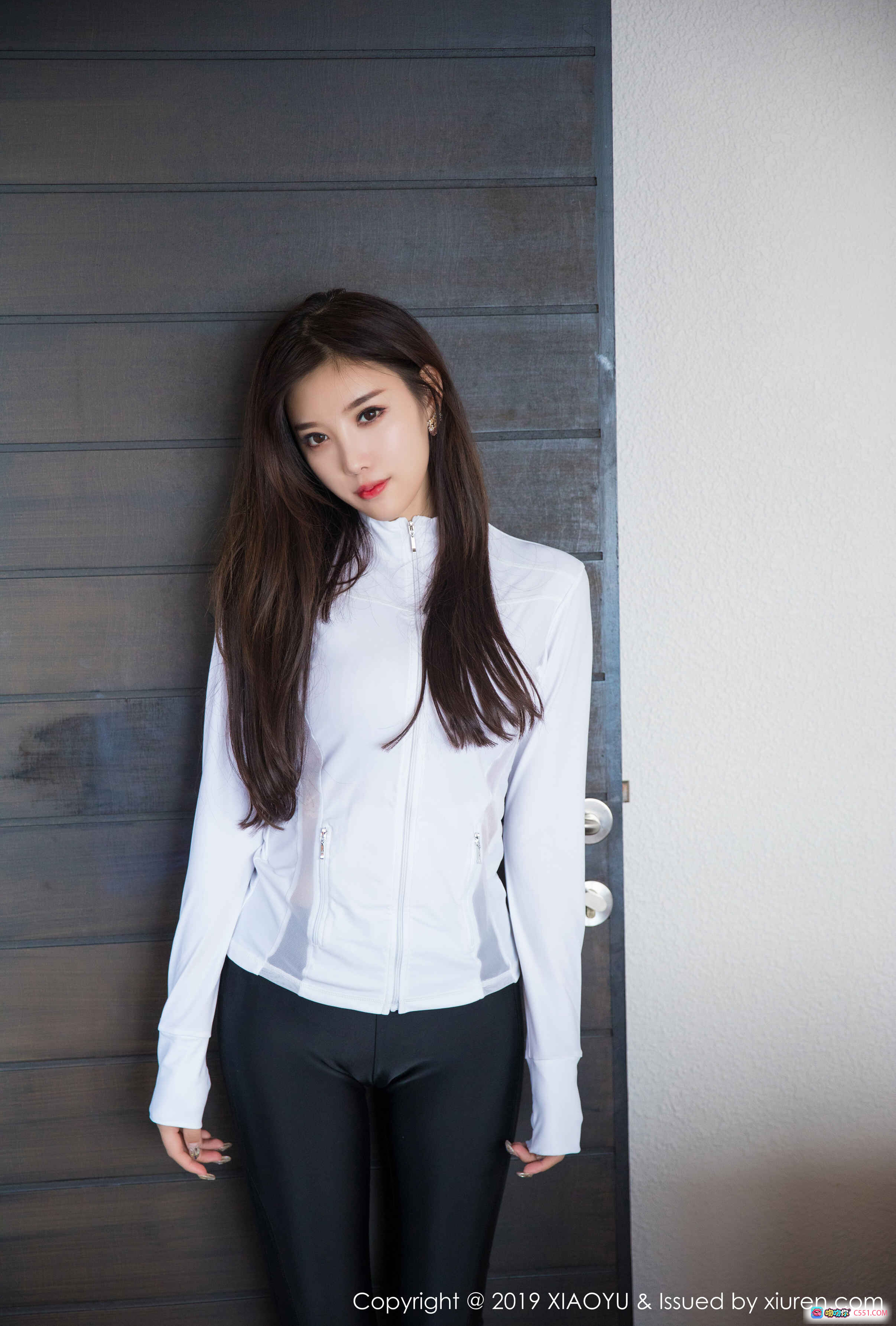 杨晨晨sugar白色运动外套黑裤写真 | XIAOYU语画界2019.05.24 VOL.077 美女时尚街拍风 - 就要吻