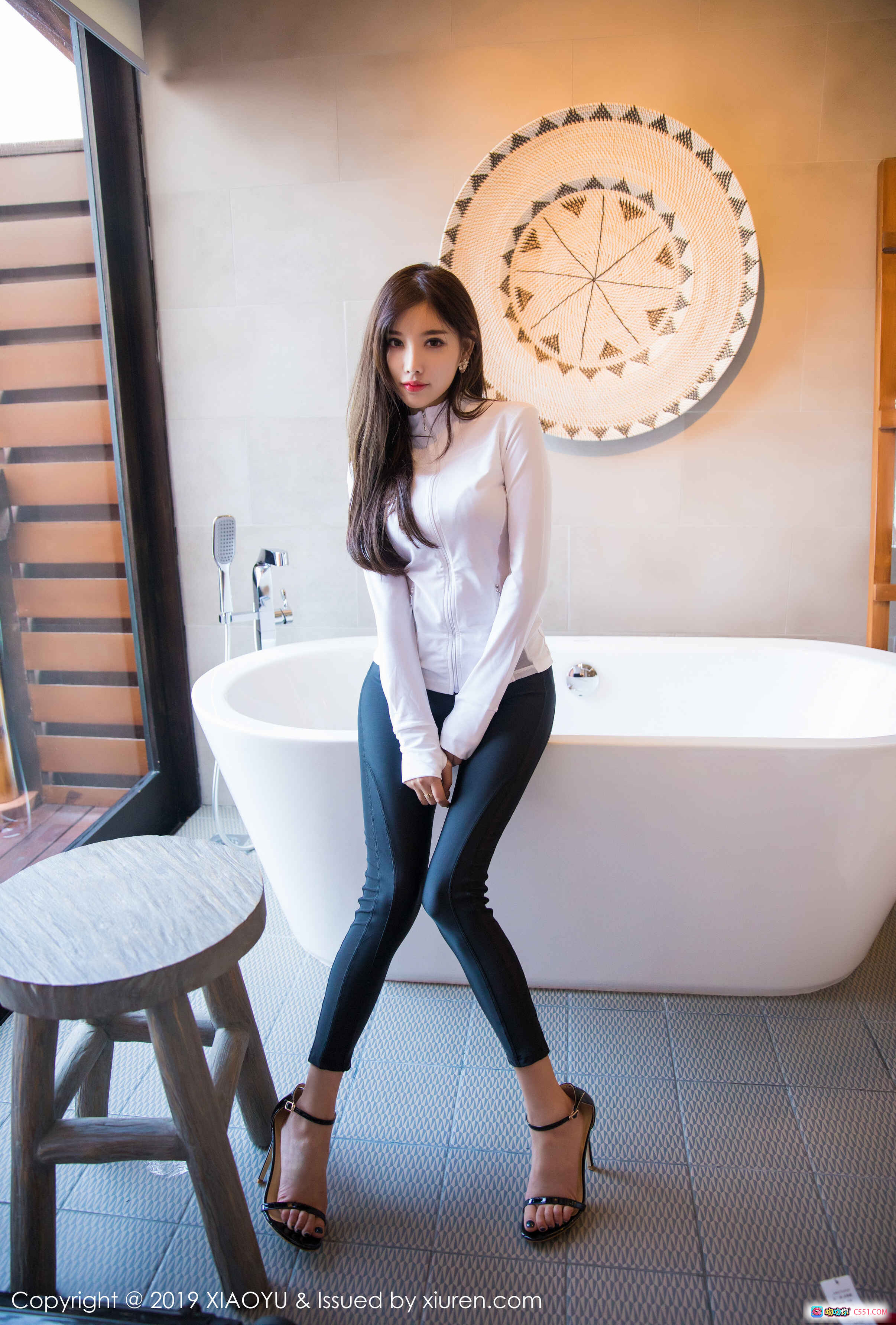 图片[7] - 杨晨晨sugar白色运动外套黑裤写真 | XIAOYU语画界2019.05.24 VOL.077 美女时尚街拍风 - 就要吻