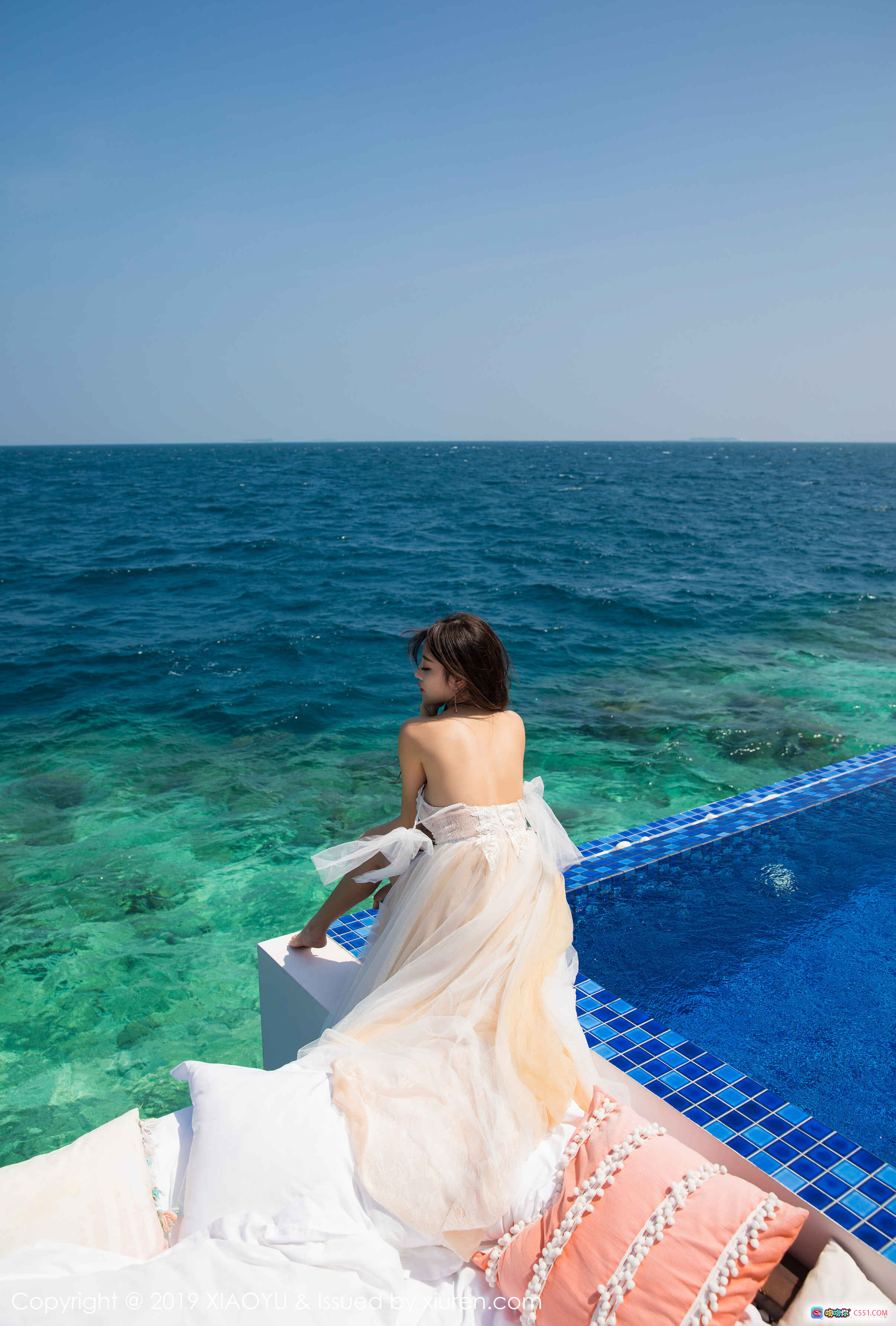 图片[9] - 杨晨晨Sugar海边泳池写真｜白色长裙飘逸｜碧海蓝天度假风｜XIAOYU语画界2019 VOL.020 - 就要吻