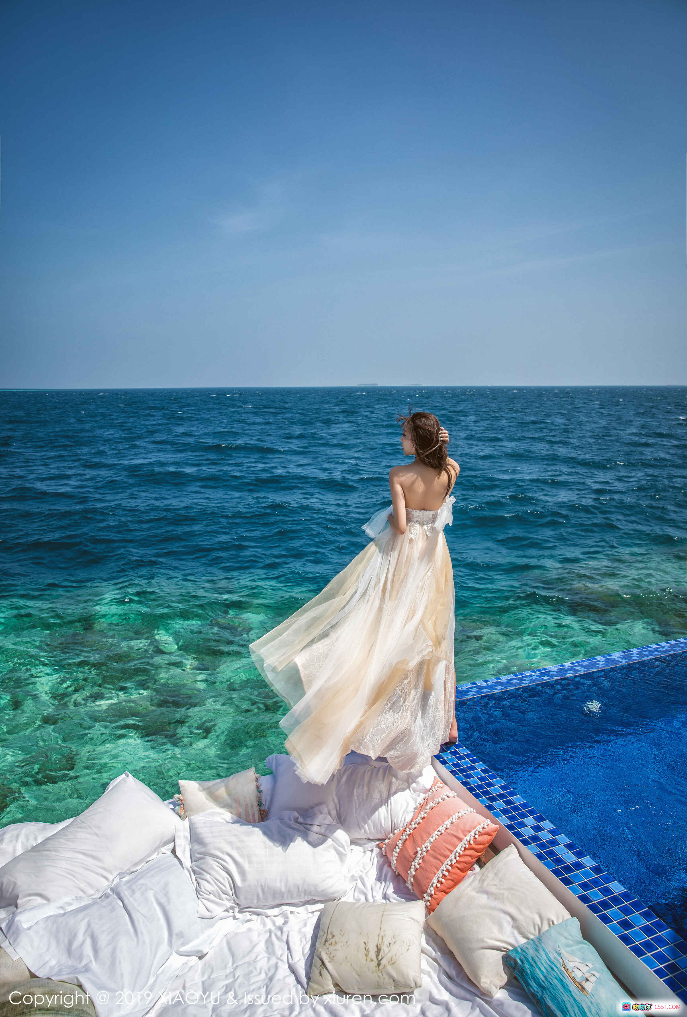 图片[1] - 杨晨晨Sugar海边泳池写真｜白色长裙飘逸｜碧海蓝天度假风｜XIAOYU语画界2019 VOL.020 - 就要吻