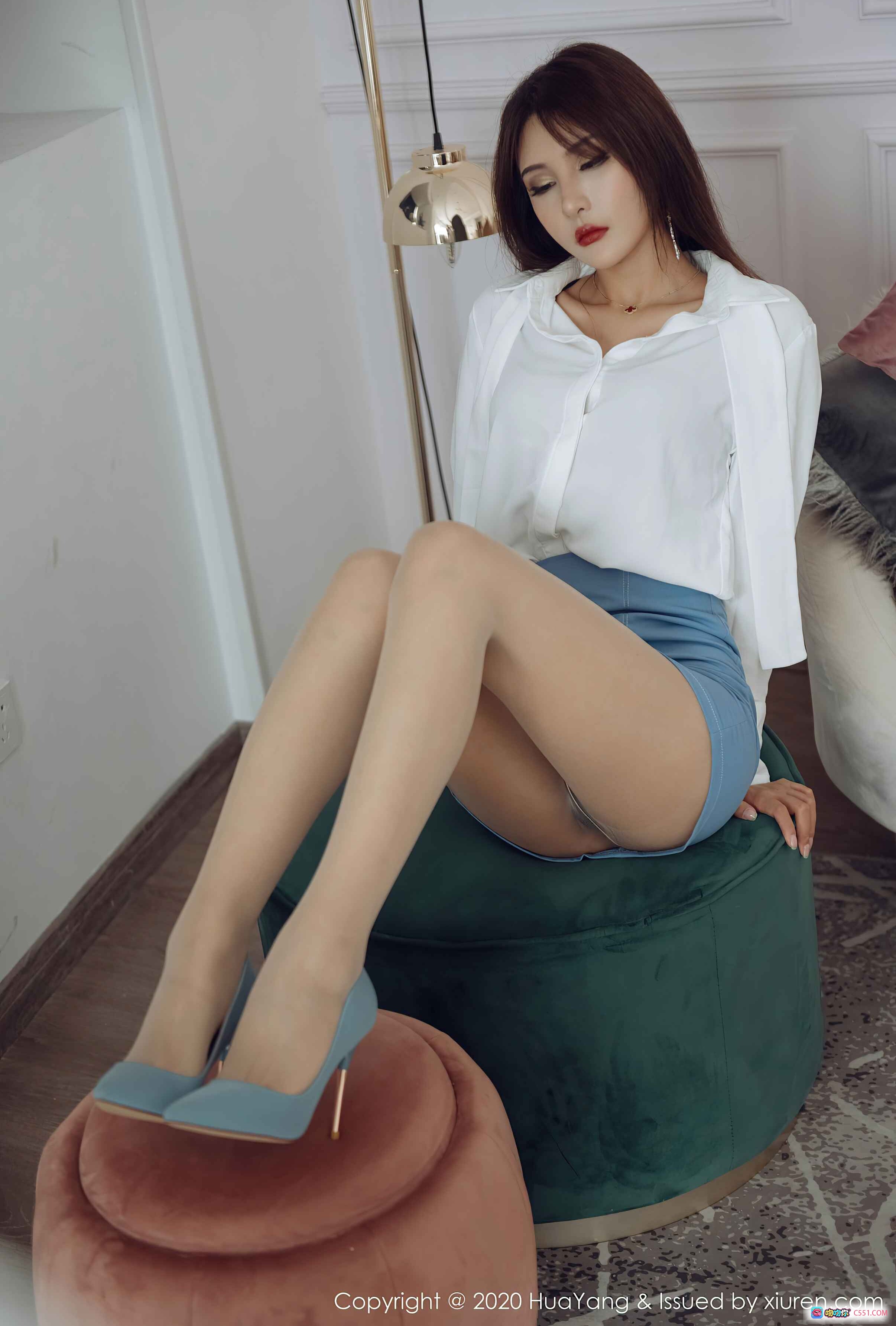 图片[7] - Emily顾奈奈白衬衫蓝短裤高跟美腿写真 – HuaYang花漾2020.09.16 Vol.291优雅私房照 - 就要吻