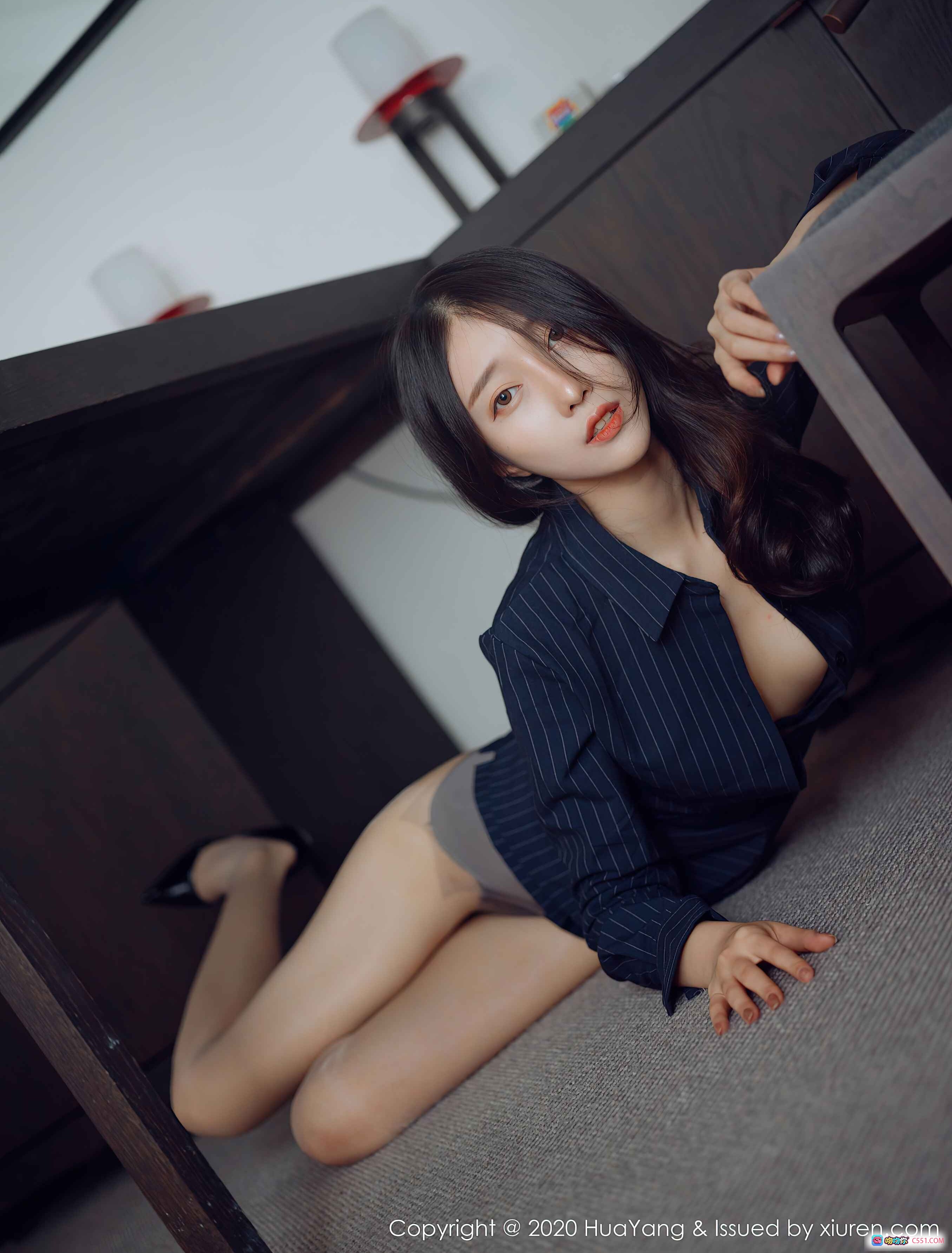 图片[9] - HuaYang花漾2020.11.13 VOL.320 玥儿玥er优雅坐姿私房写真 51张高清美图 时尚条纹裙 黑丝美腿 室内简约风摄影 - 就要吻
