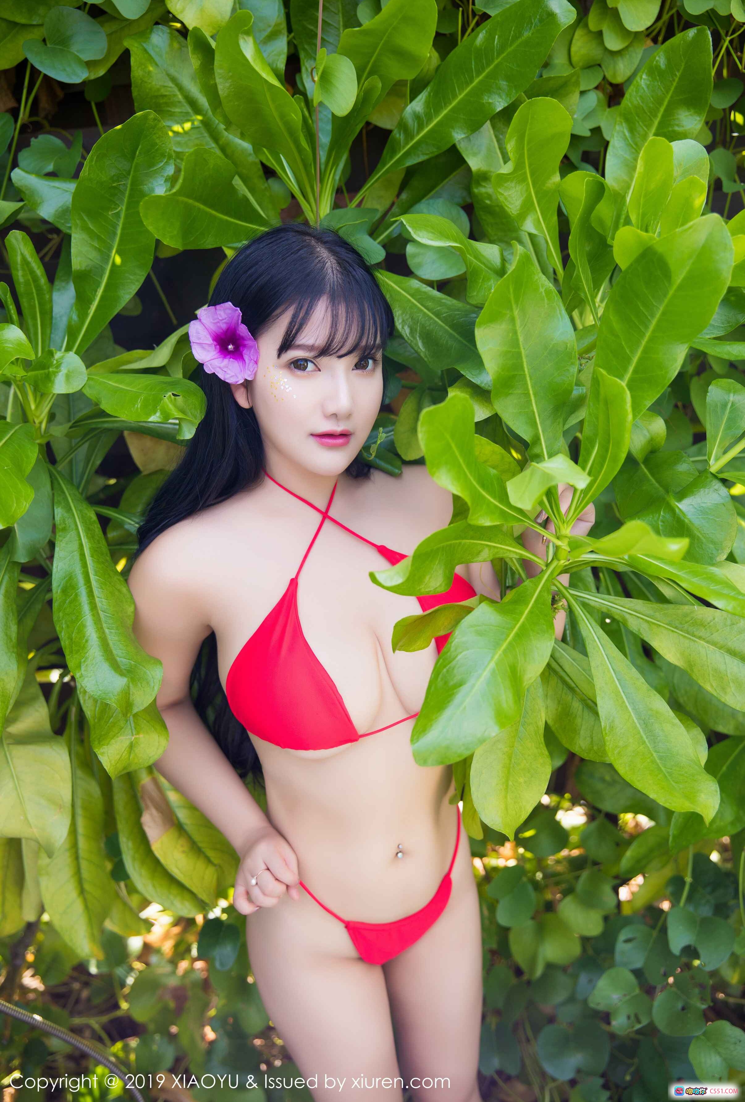 图片[4] - 小尤奈红色比基尼写真 | 绿植背景清新性感 | XIAOYU语画界2019 VOL.029 - 就要吻
