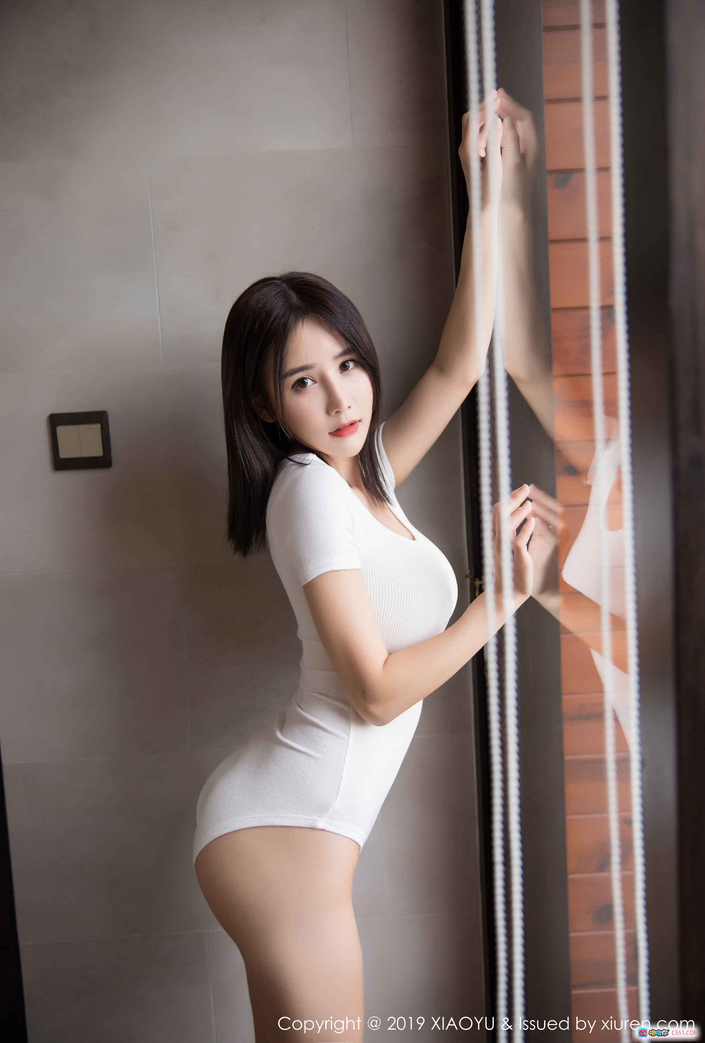 图片[3] - XIAOYU语画界2019.04.28 VOL.060 小沫琳 白色紧身短袖连体衣 性感侧身回眸 木质门背景 高清写真 - 就要吻