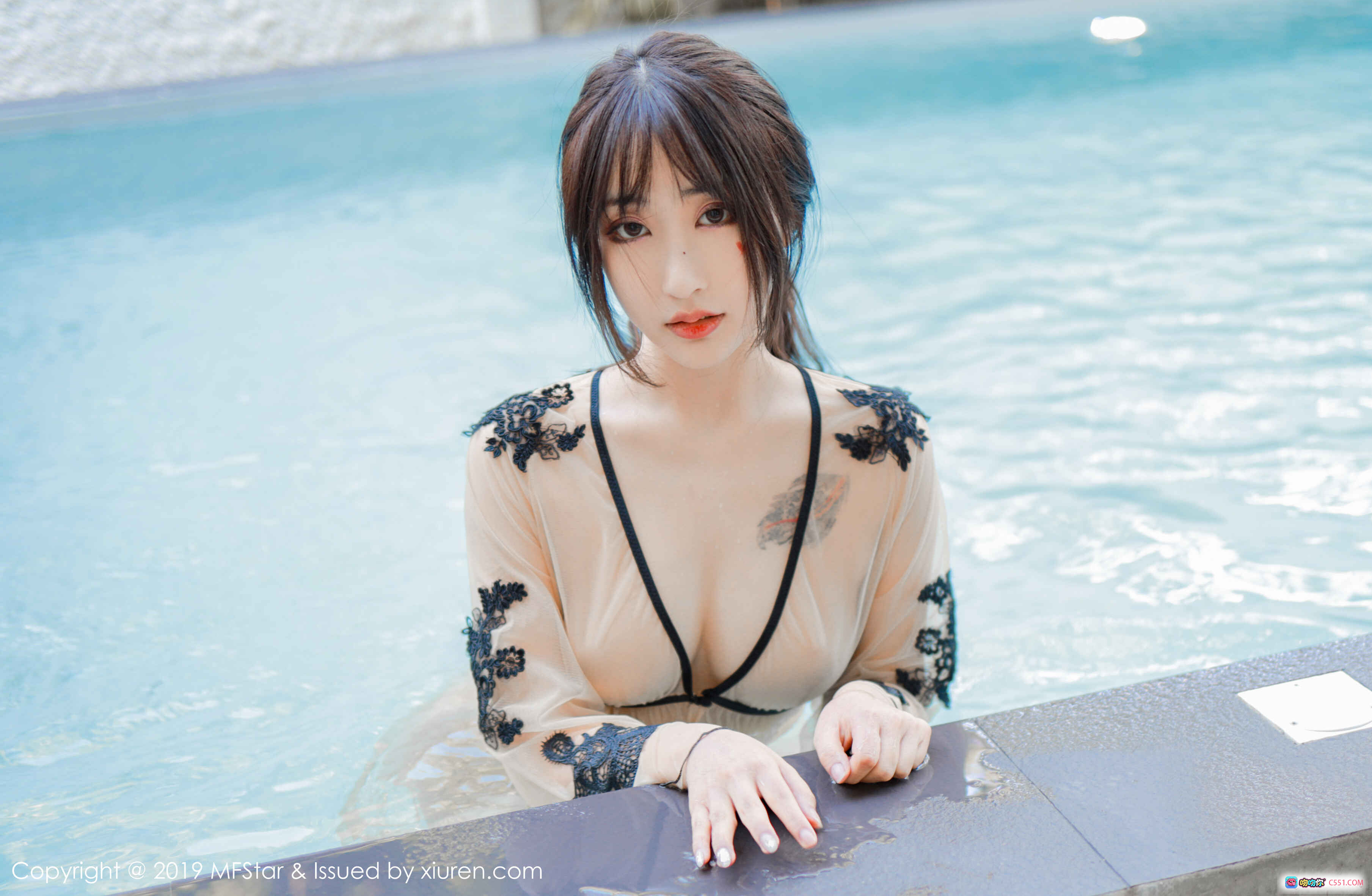 图片[8] - MFStar模范学院2019.11.19 Vol.230 Betty林子欣泳池写真 透视蕾丝长袖 美女湿发微笑 清新性感泳装照 - 就要吻