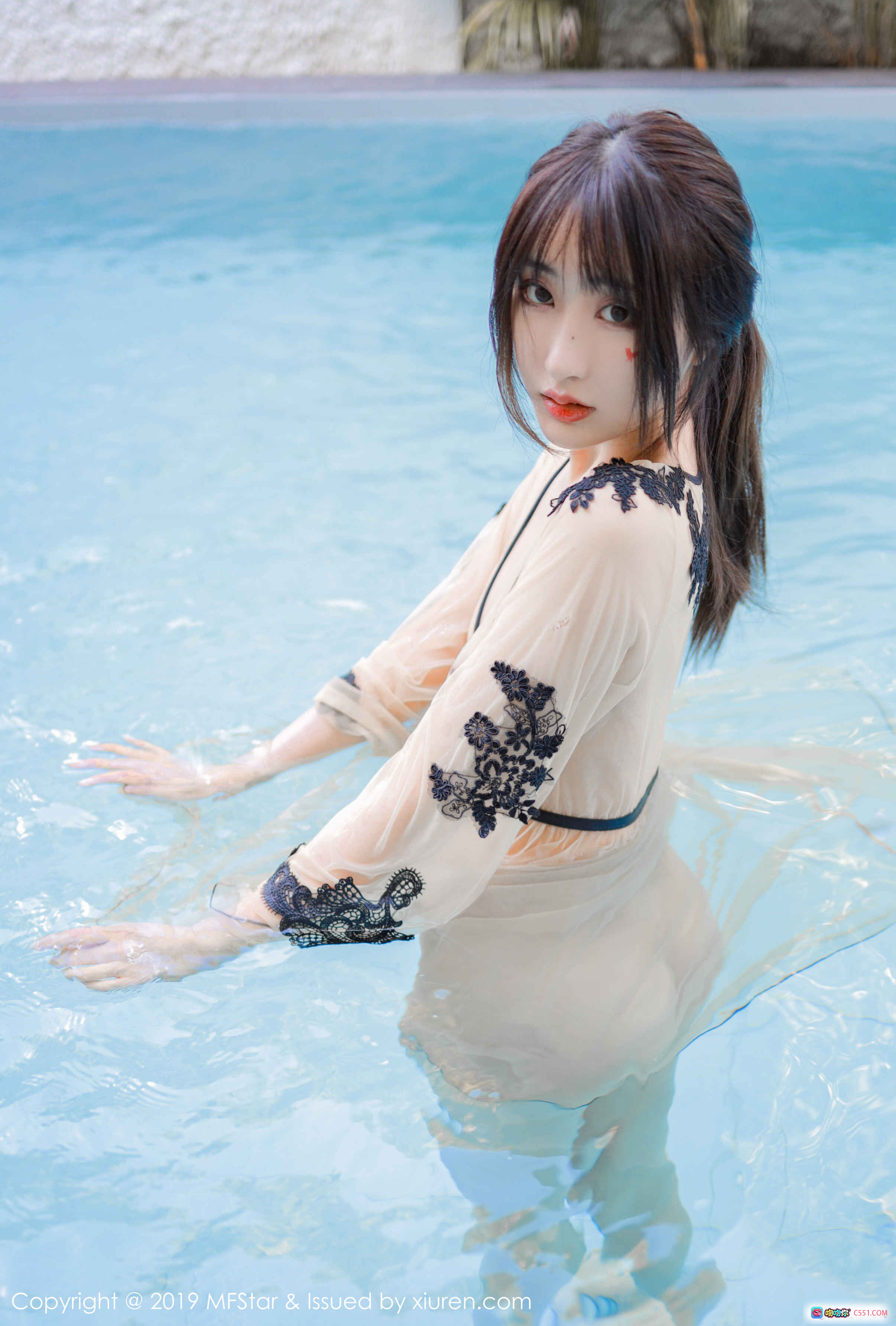 图片[4] - MFStar模范学院2019.11.19 Vol.230 Betty林子欣泳池写真 透视蕾丝长袖 美女湿发微笑 清新性感泳装照 - 就要吻