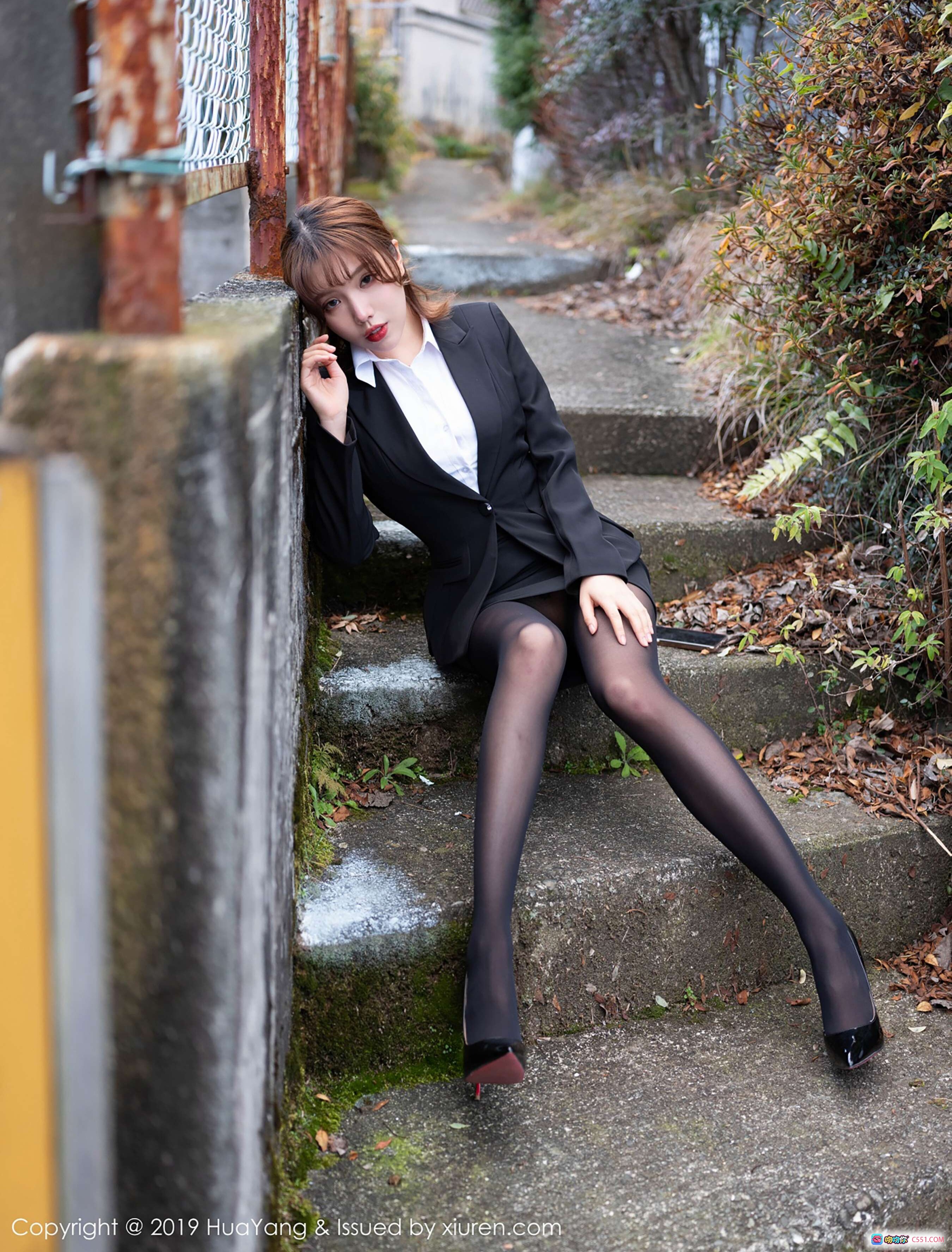 图片[4] - 黄楽然兔女郎写真 | 网格连体衣+兔耳发箍+毛绒兔尾 | 木质背景黑沙发性感姿势 | HuaYang花漾2019 Vol.113 - 就要吻