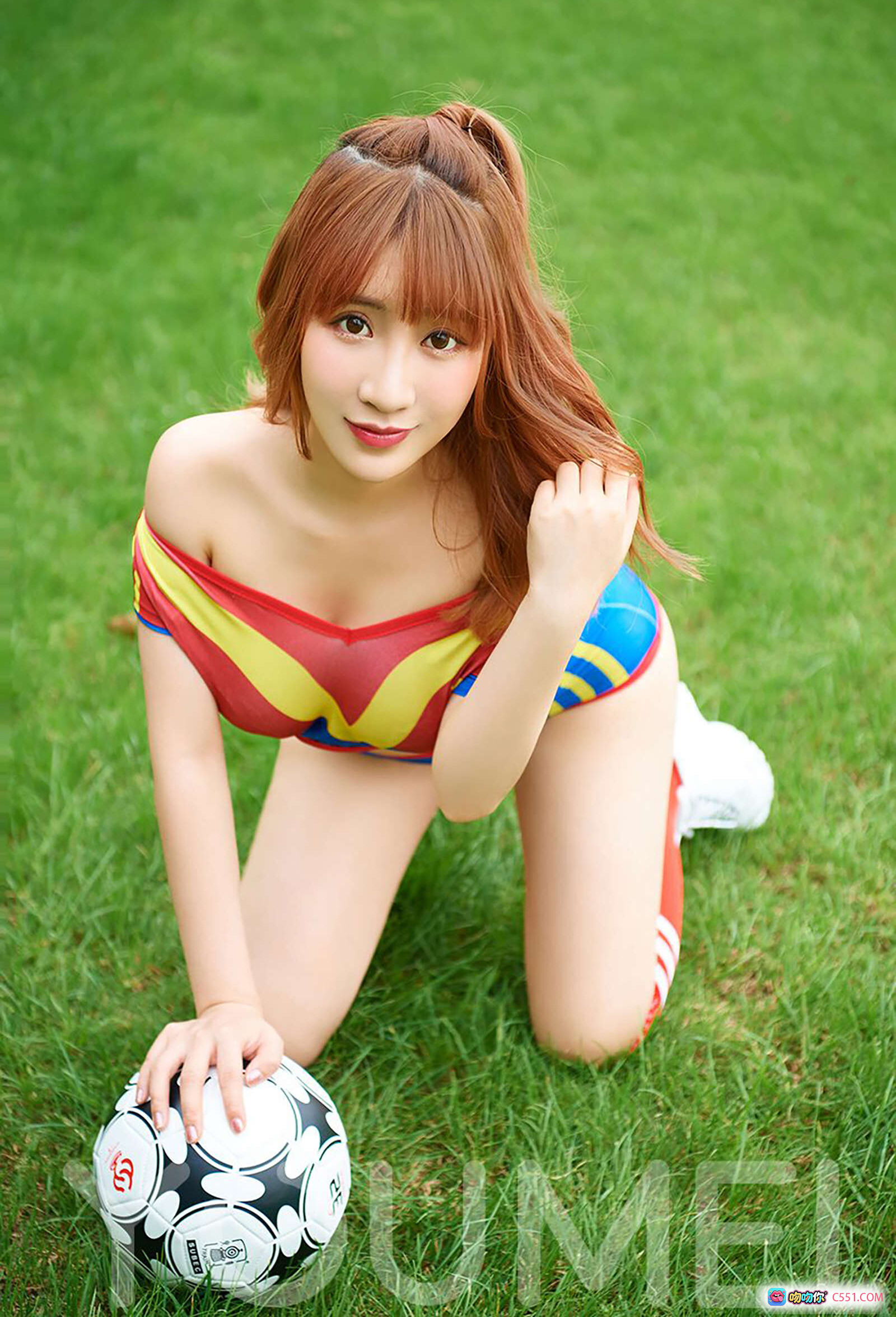 图片[8] - YouMei尤美2018.06.13 VOL.017 巨臀妖精绯月樱足球场写真 草地运动风性感美腿红黄蓝队服白球鞋24P高清图集 - 就要吻