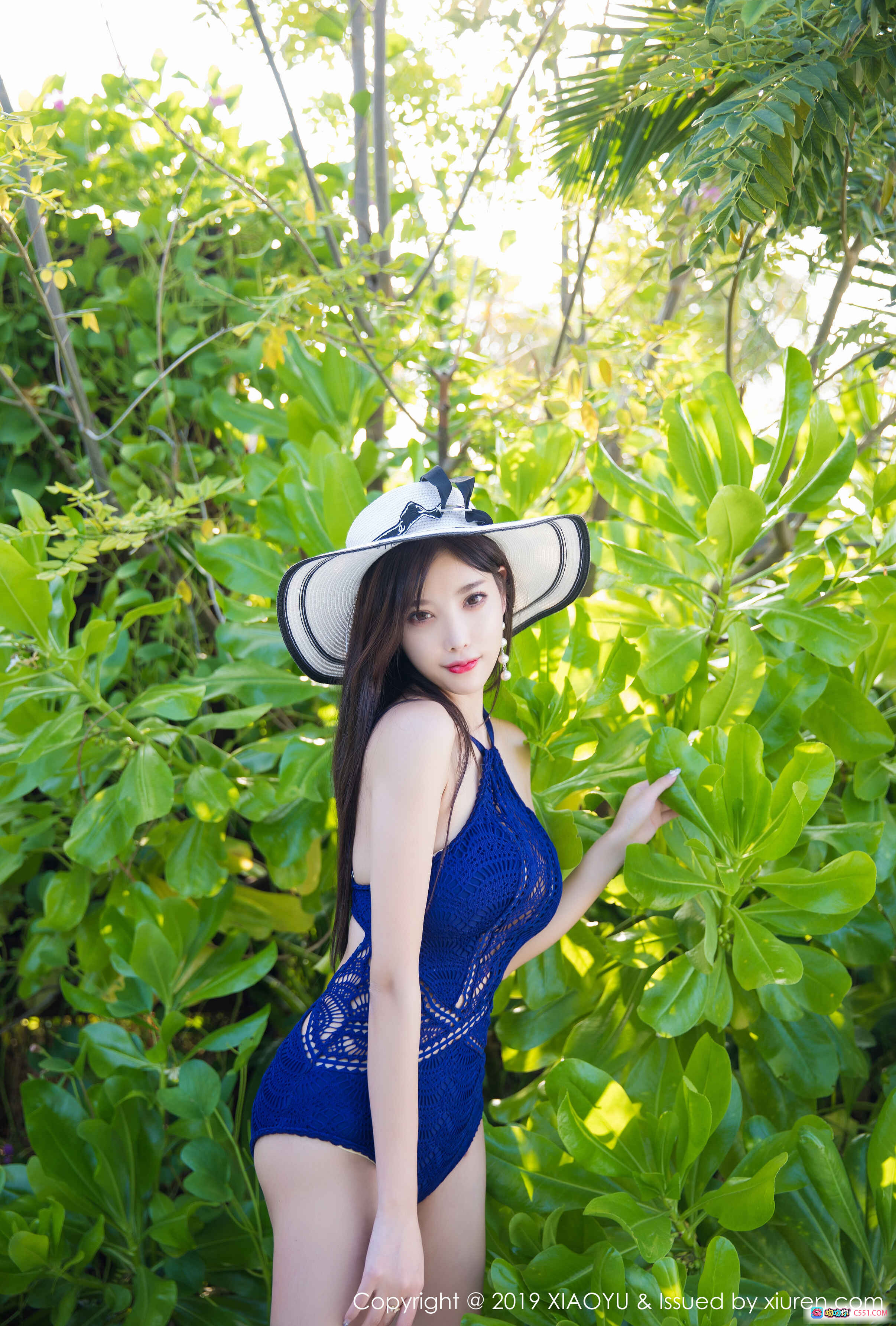 杨晨晨sugar热带绿植写真 | 蓝色镂空泳衣+宽檐帽 | XIAOYU语画界VOL.099 2019.06.28 - 就要吻