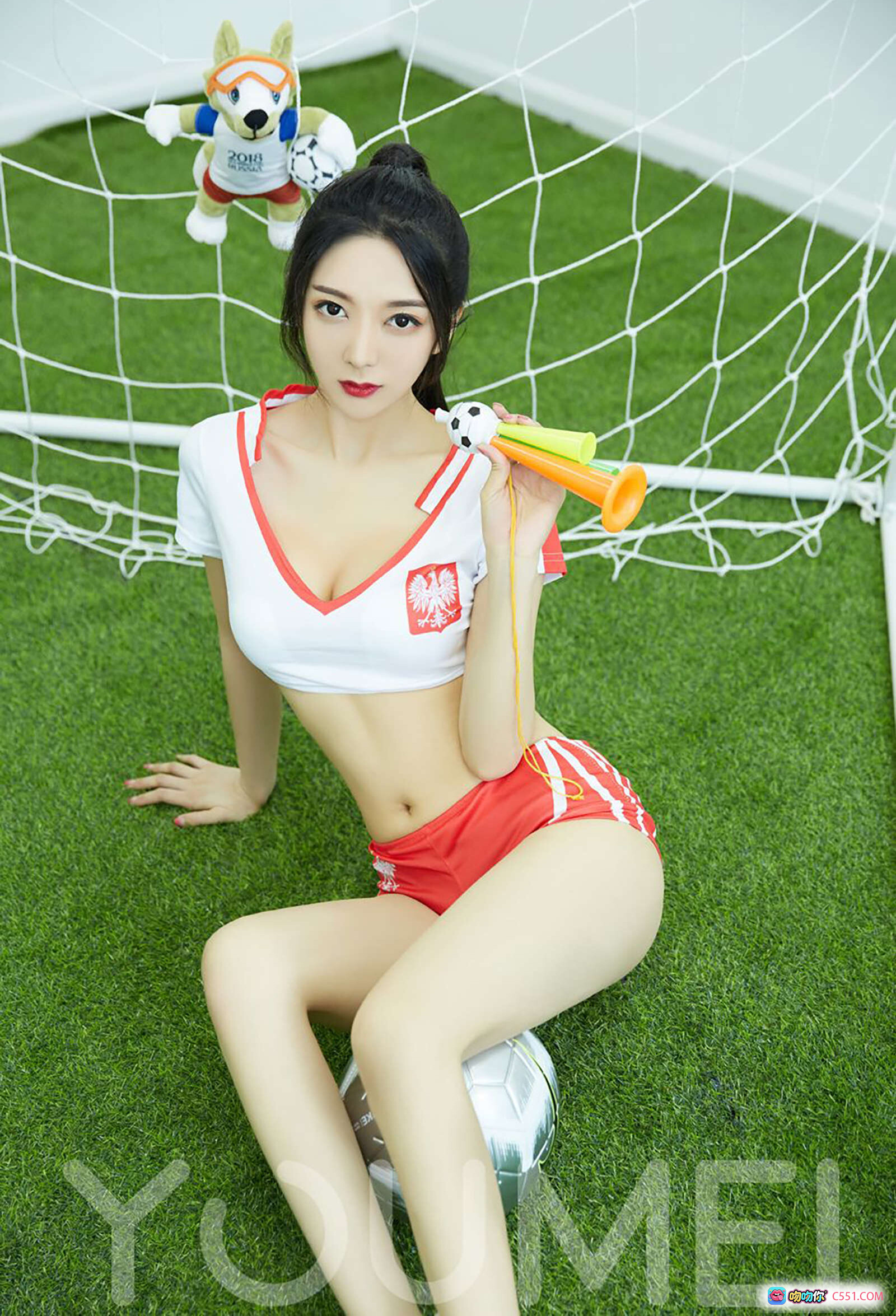 图片[1] - YouMei尤美2018.06.17 VOL.022东欧铁骑小热巴足球场写真 红白运动装+哨子+足球+绿茵草地+波兰鹰徽+高马尾美少女 - 就要吻