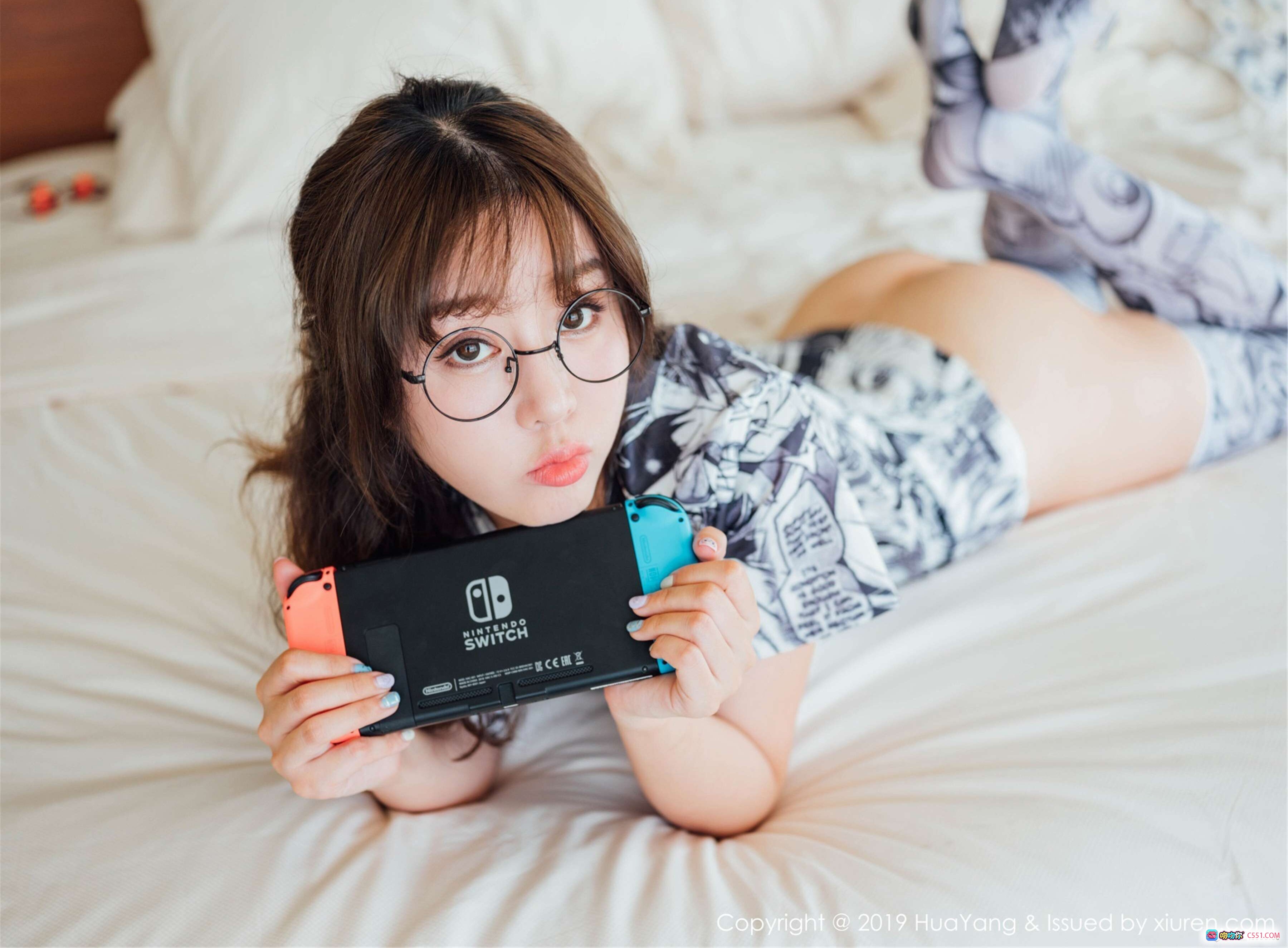 图片[10] - 王雨纯床上玩掌机 清新眼镜少女漫画风睡衣写真 HuaYang花漾Vol.160 2019年7月23日高清图集 - 就要吻