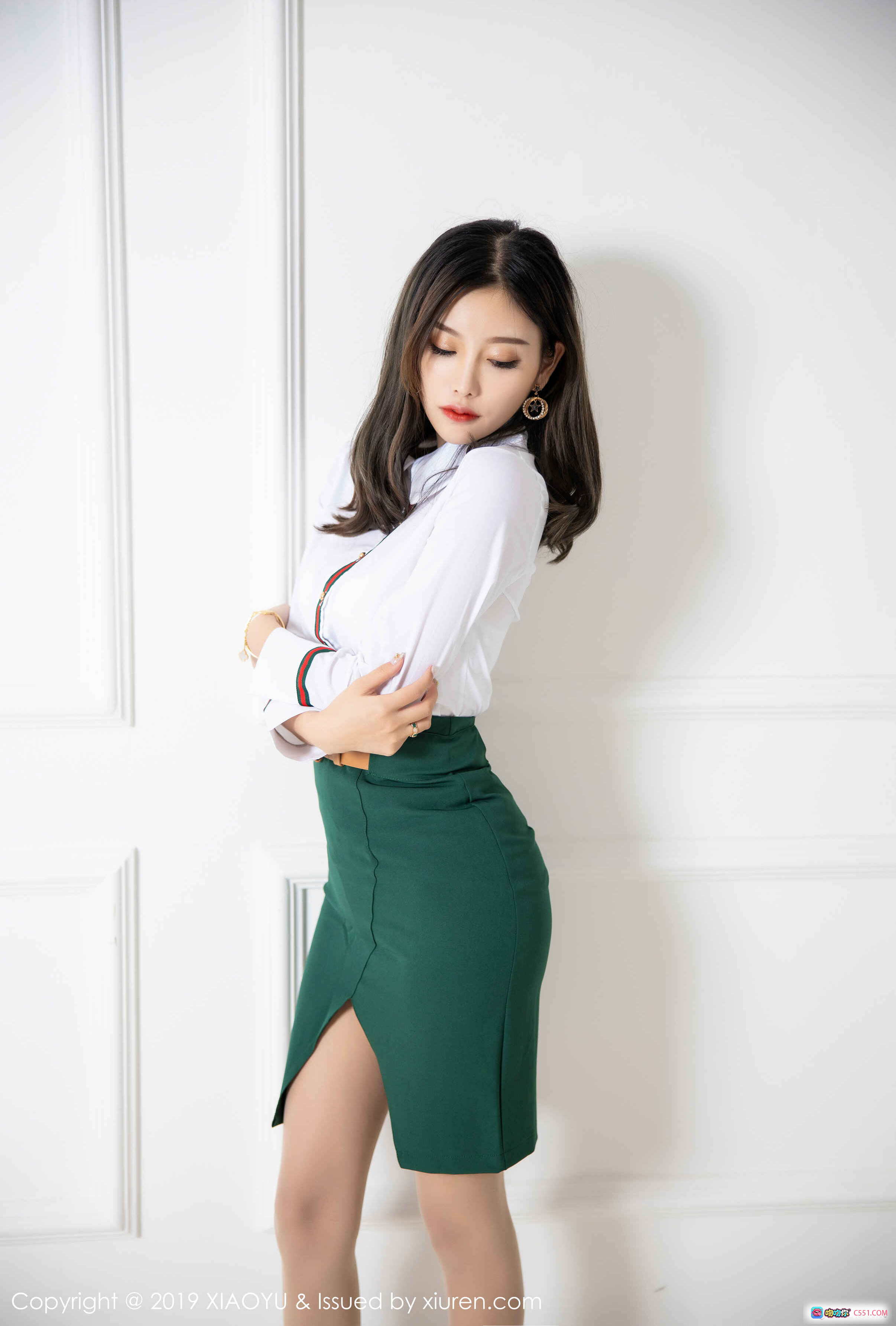 杨晨晨sugar优雅白衬衫配绿色开衩裙写真 | XIAOYU语画界2019.09.06 VOL.148 - 就要吻