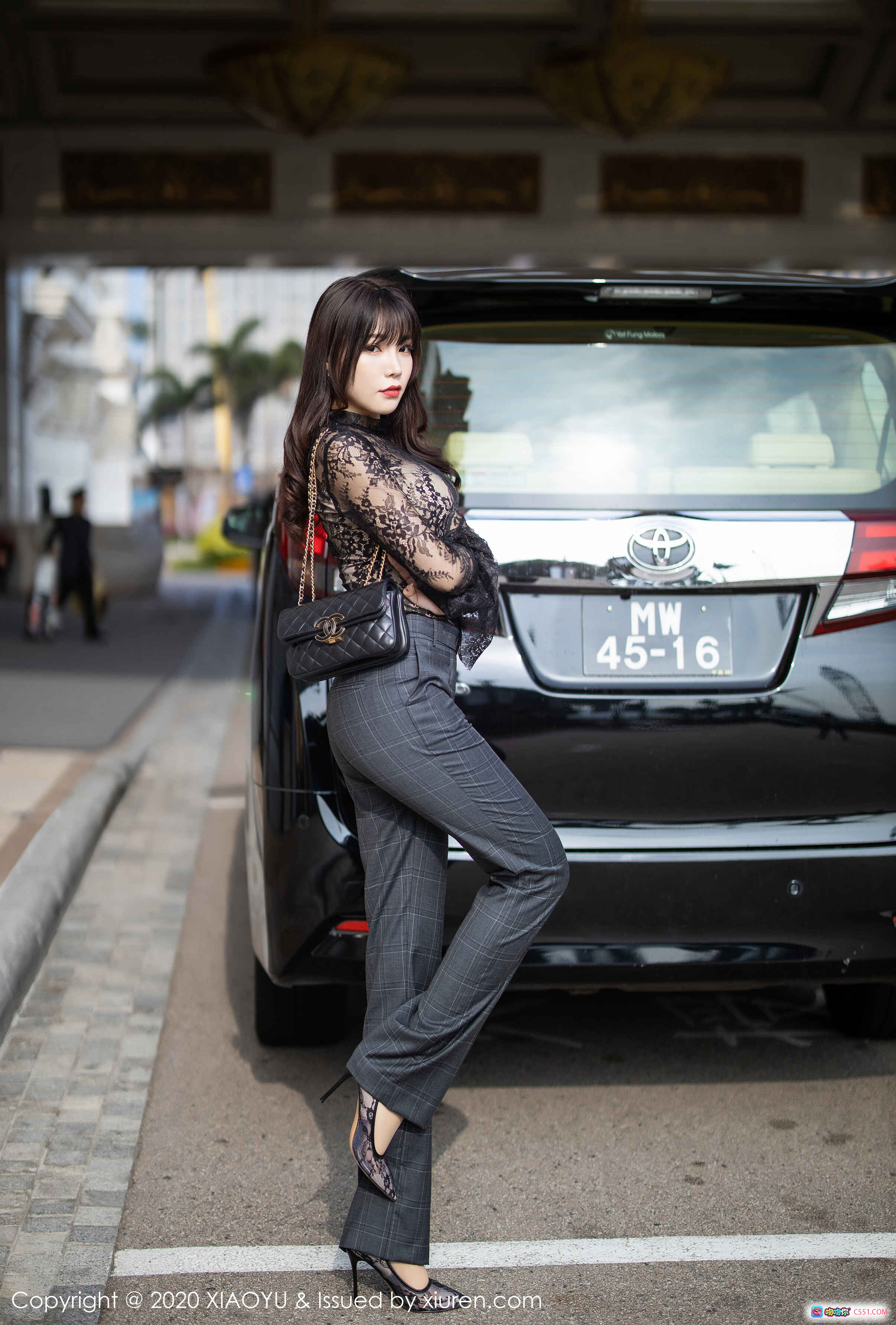 图片[3] - XIAOYU语画界2020.04.01 VOL.280 芝芝Booty 黑色蕾丝透视上衣 格纹高腰裤 性感写真 室内光影 优雅姿态 精致妆容 长发造型 时尚摄影 - 就要吻