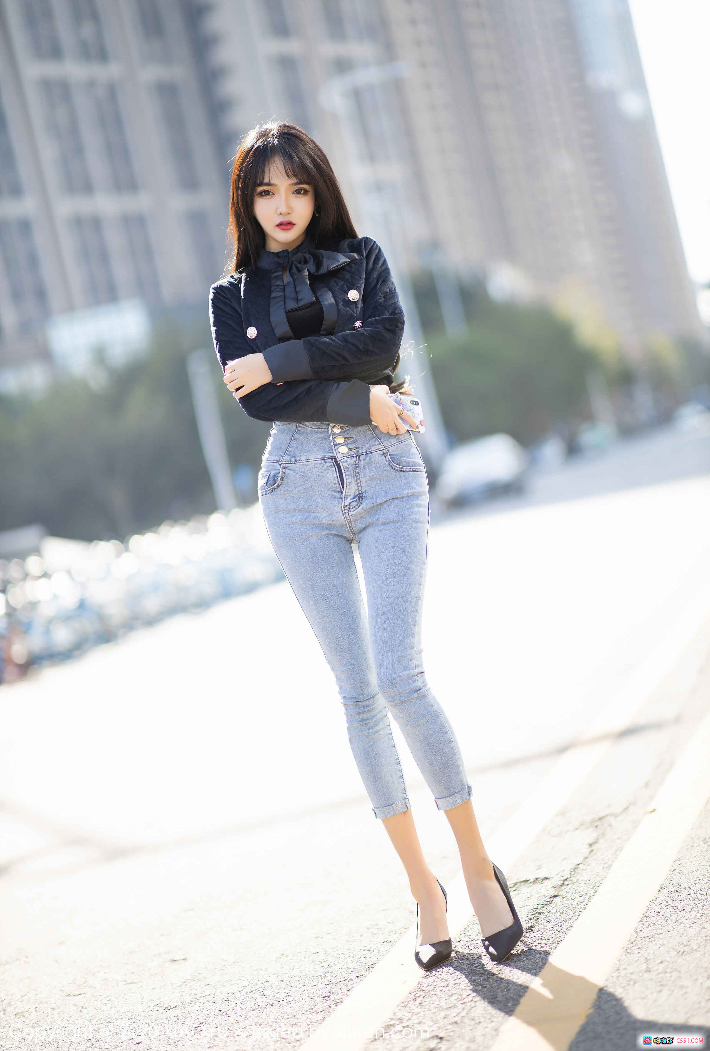 Miko酱街拍写真：高腰牛仔裤+黑色蝴蝶结上衣+尖头高跟鞋，都市时尚感十足 - 就要吻
