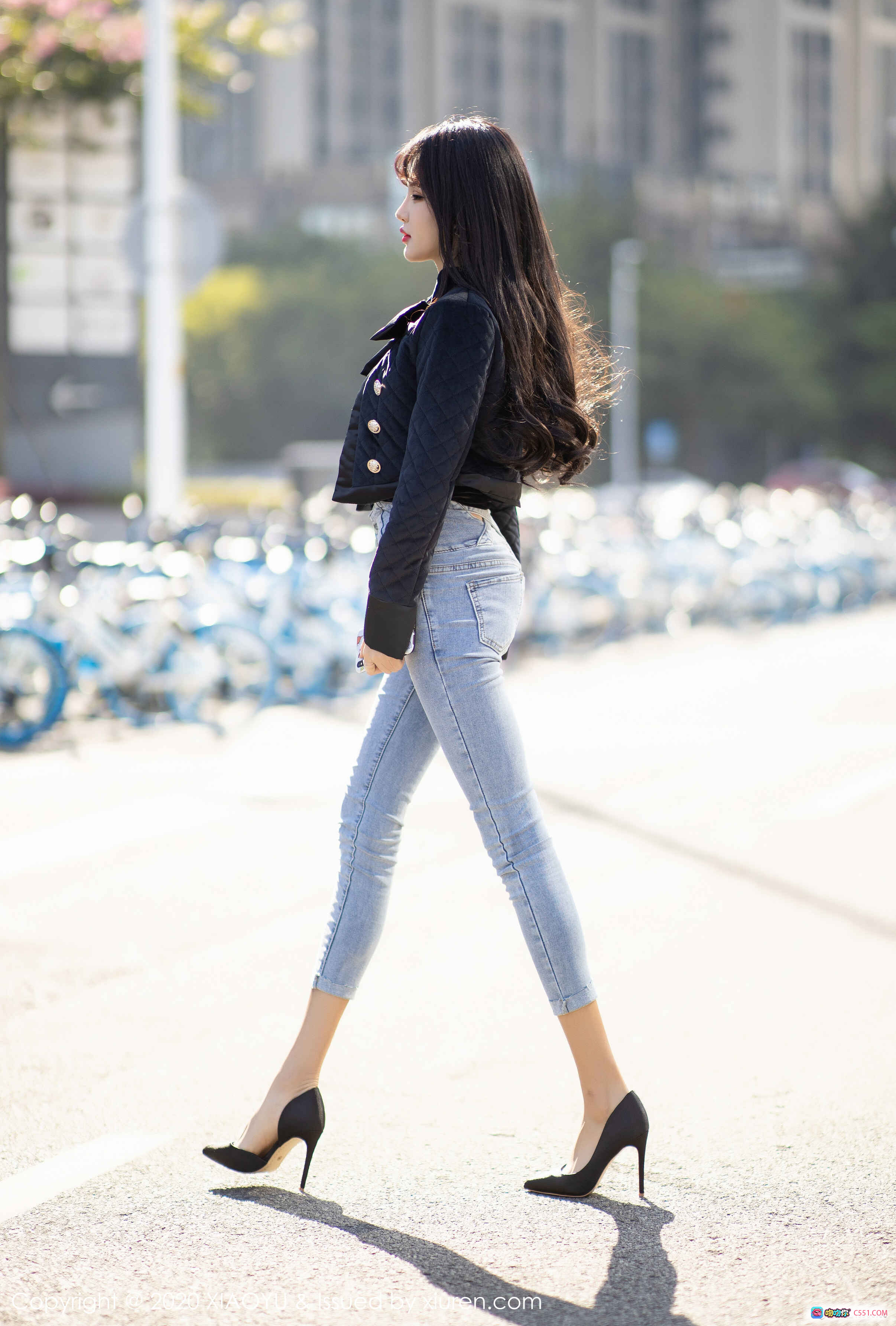 图片[2] - Miko酱街拍写真：高腰牛仔裤+黑色蝴蝶结上衣+尖头高跟鞋，都市时尚感十足 - 就要吻