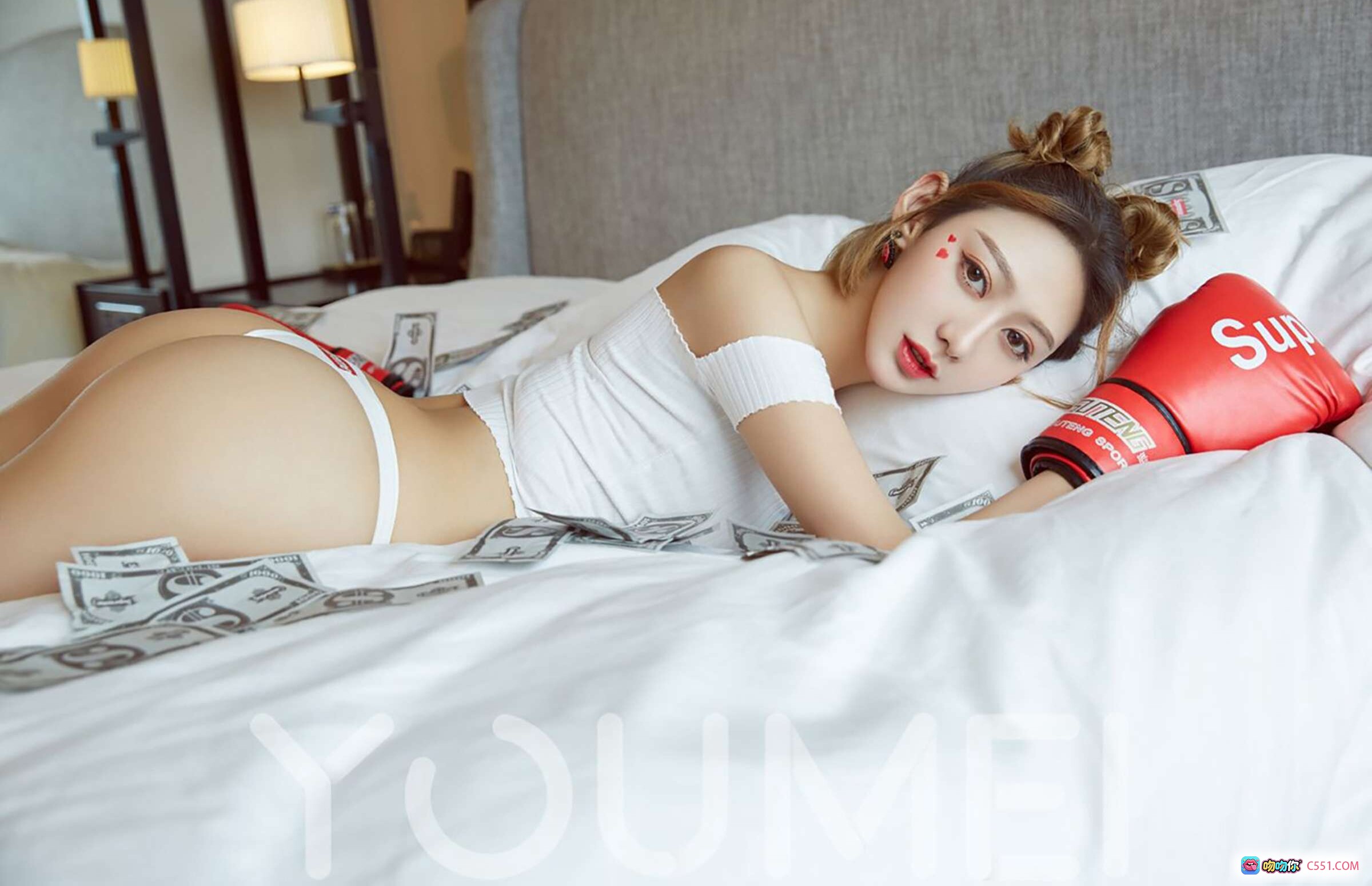 图片[4] - YouMei尤美2018.05.18 VOL.007粉嫩俏佳人艺轩 白色内衣+红色拳击手套 床上性感写真 美女模特私房照 - 就要吻