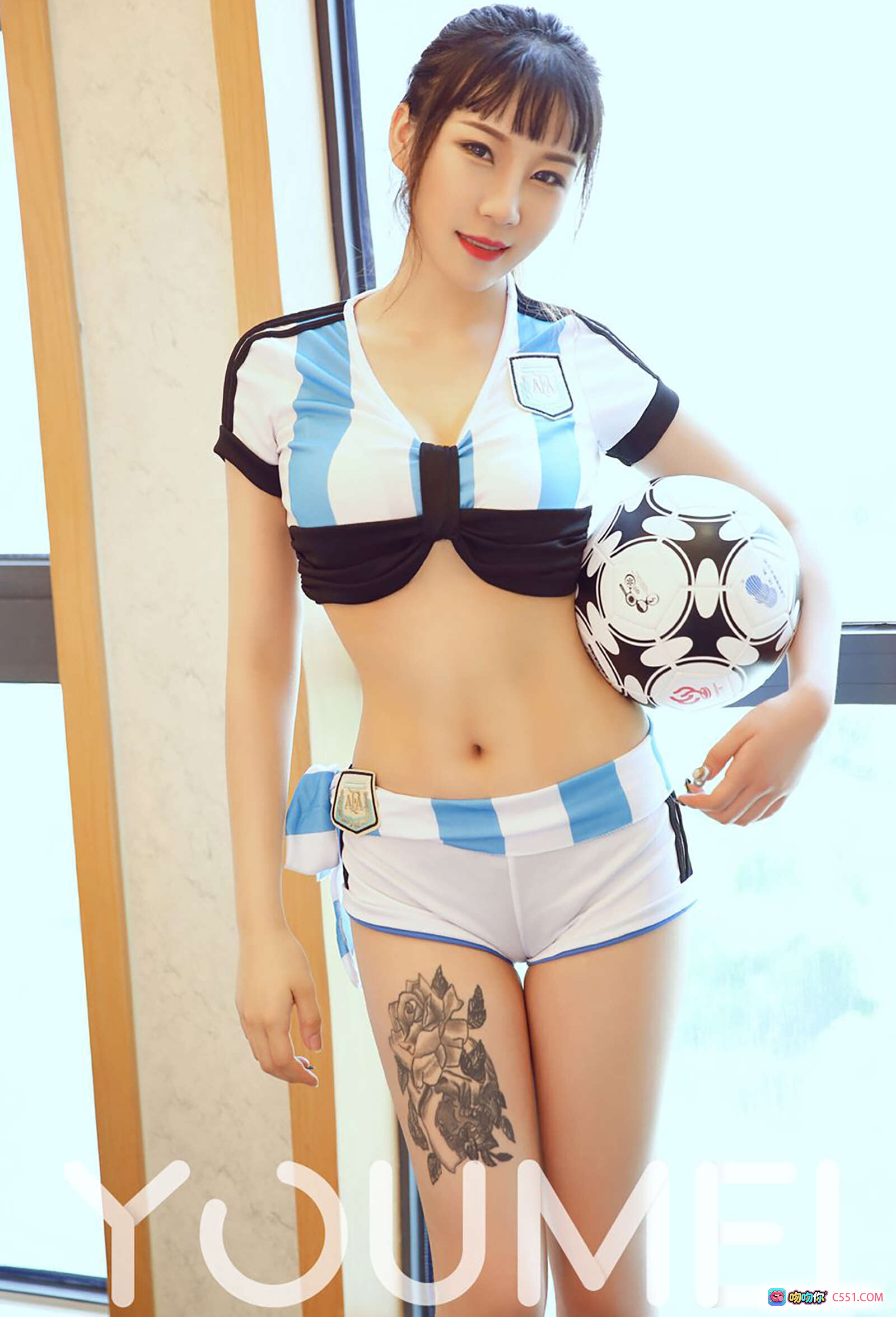 图片[6] - YouMei尤美2018.06.13 VOL.018雄鹰之恋团团蓝白条纹足球写真性感比基尼大腿玫瑰纹身室内窗边持球美拍 - 就要吻