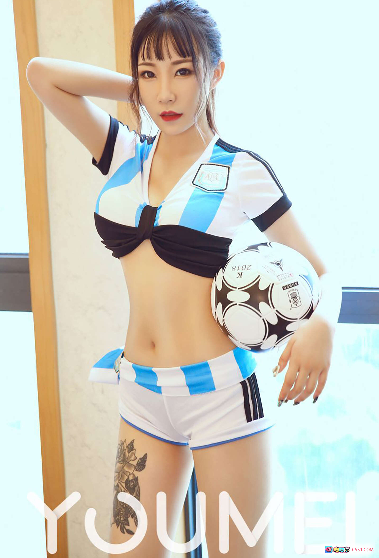 图片[2] - YouMei尤美2018.06.13 VOL.018雄鹰之恋团团蓝白条纹足球写真性感比基尼大腿玫瑰纹身室内窗边持球美拍 - 就要吻