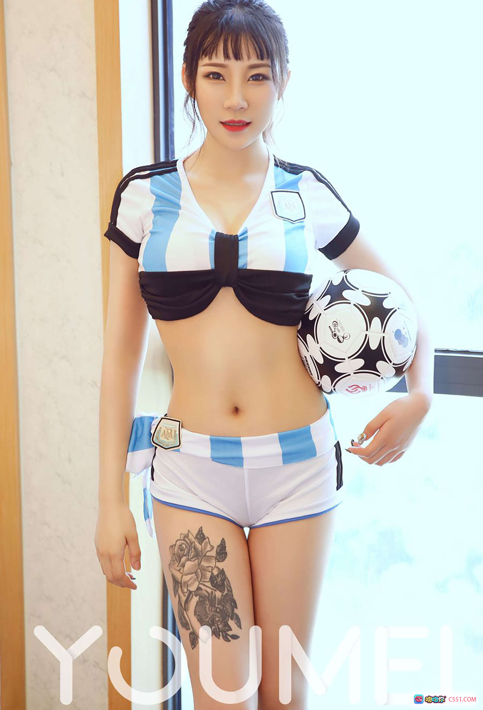 图片[5] - YouMei尤美2018.06.13 VOL.018雄鹰之恋团团蓝白条纹足球写真性感比基尼大腿玫瑰纹身室内窗边持球美拍 - 就要吻