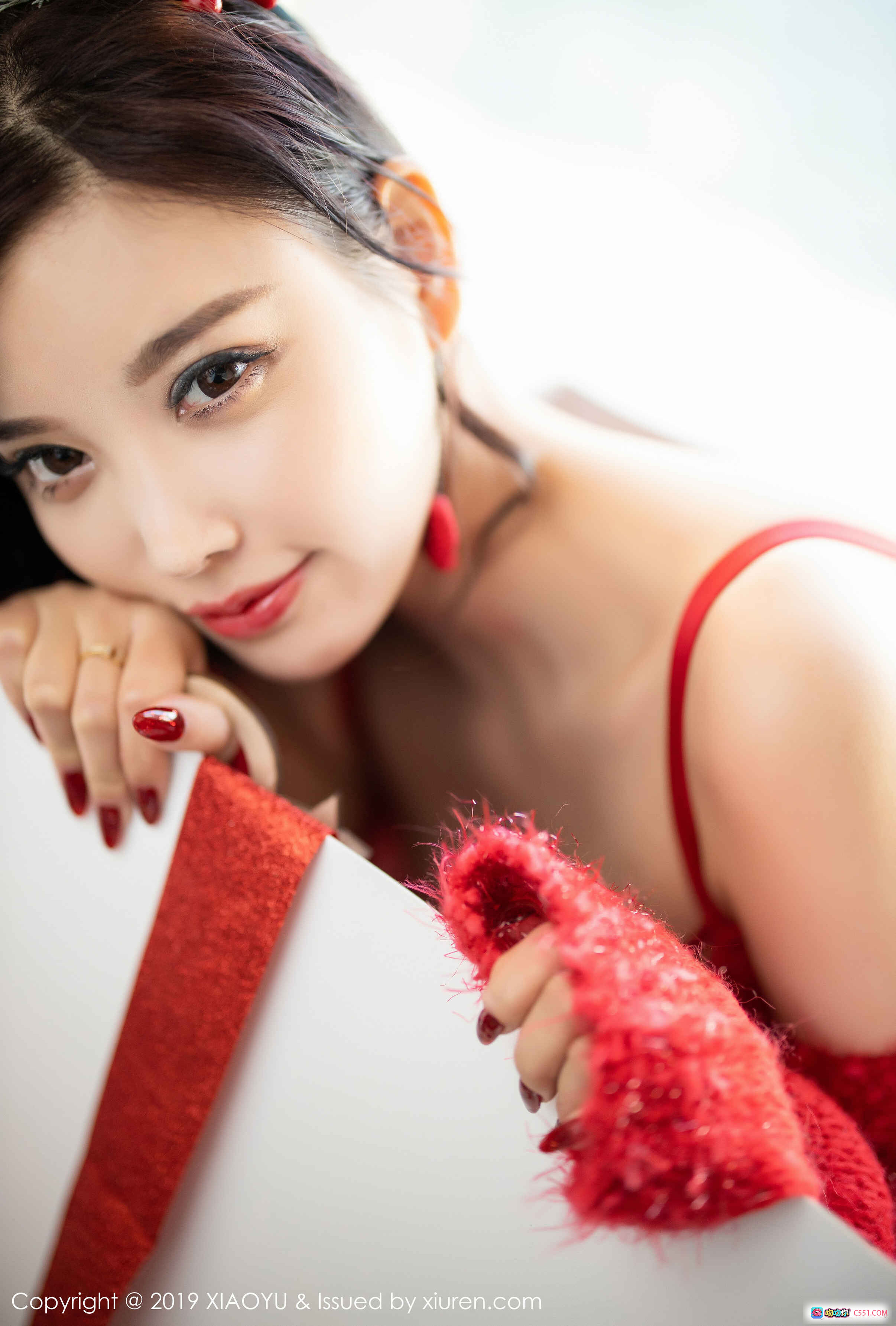 杨晨晨Sugar红裙写真 | XIAOYU语画界2019 VOL.221 | 红色毛绒手套美甲妆容特写 | 优雅性感私房摄影 - 就要吻