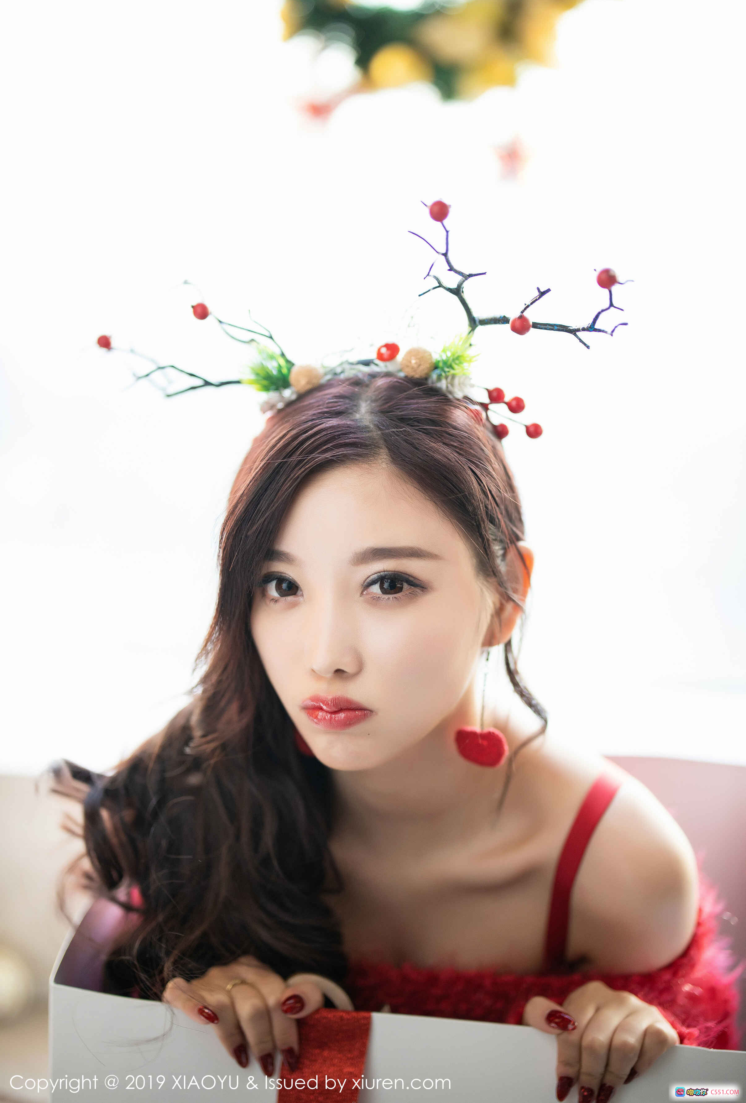 图片[9] - 杨晨晨Sugar红裙写真 | XIAOYU语画界2019 VOL.221 | 红色毛绒手套美甲妆容特写 | 优雅性感私房摄影 - 就要吻